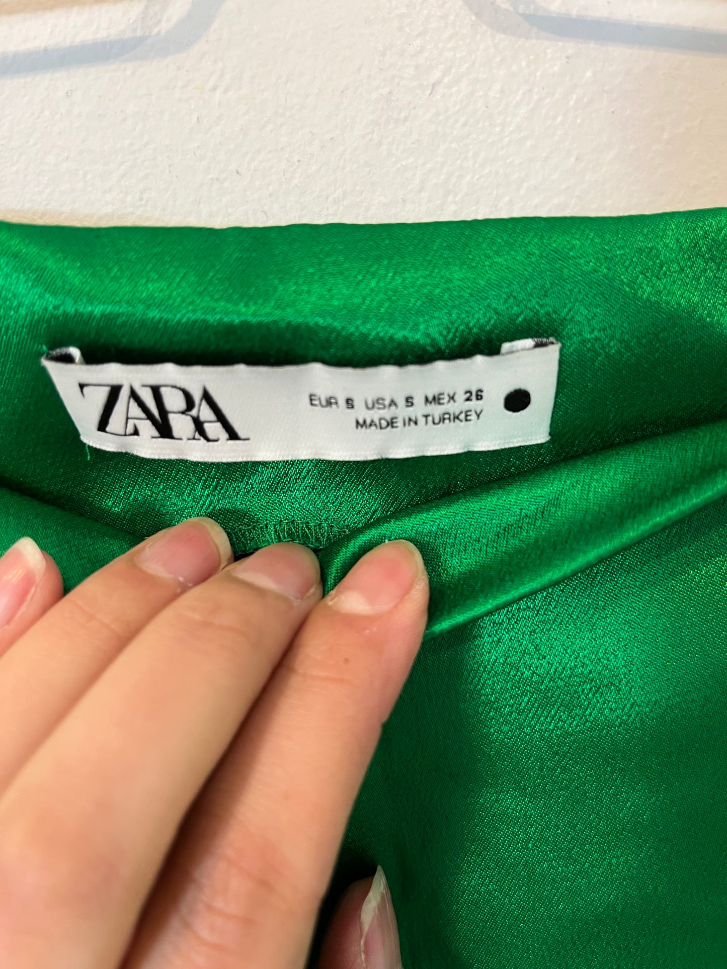 ZARA. Falda corta verde satinada T.s