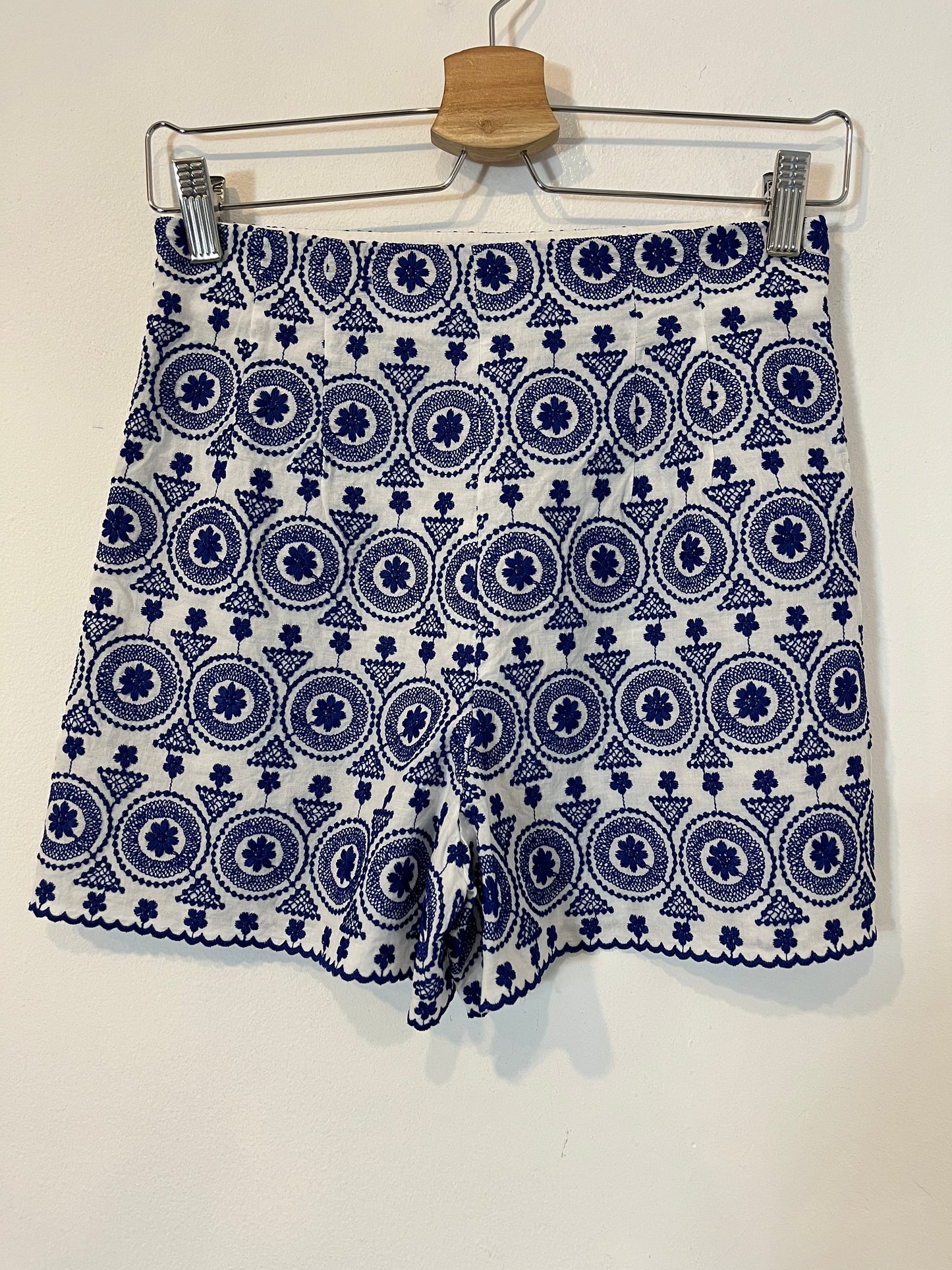 ZARA. Pantalón corto blanco bordado. T.S