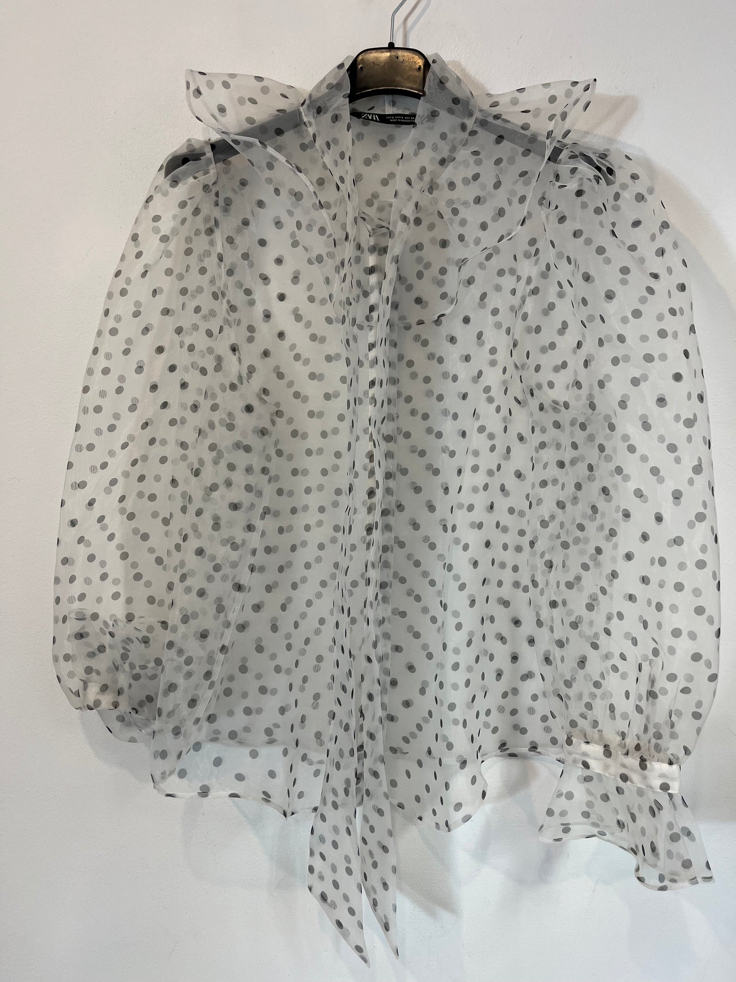 ZARA. Blusa blanca lunares. T.S