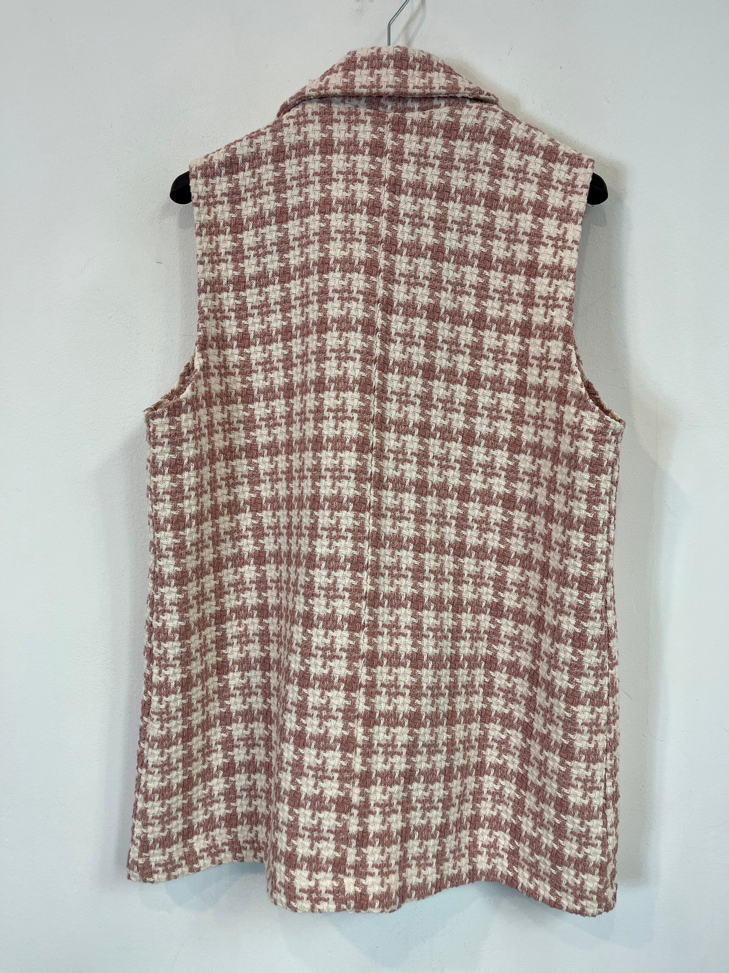 NEW COLLECTION. Chaleco tweed rosa y beige T.u(s)