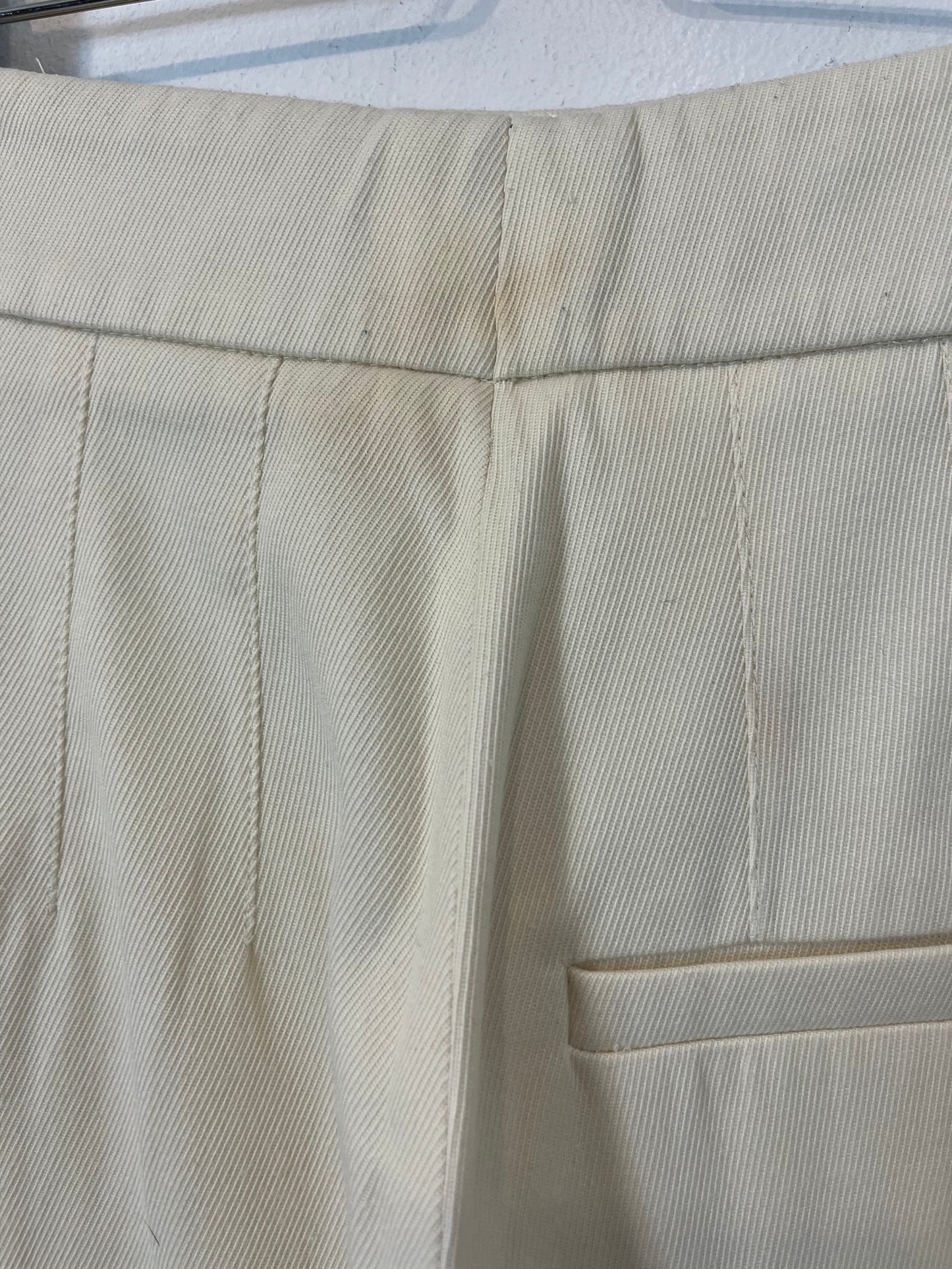 INTREND. Pantalón beige botones T.32