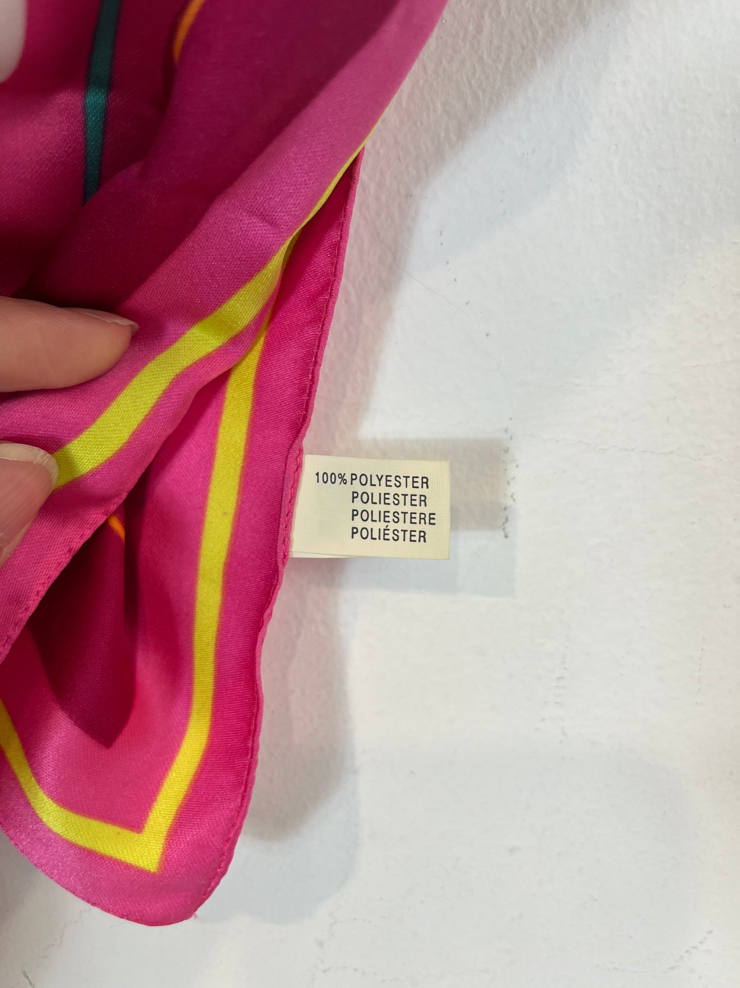 GENEVIEVE LETHU. Pañuelo estampado fucsia