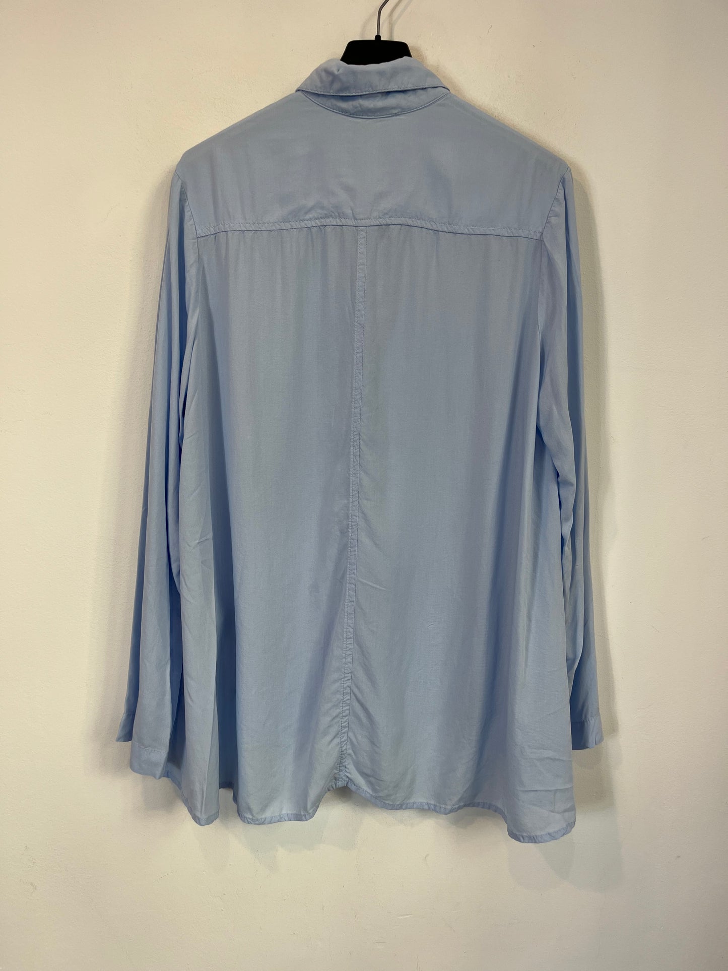 GUITARE. Blusa azul claro fluida. T M