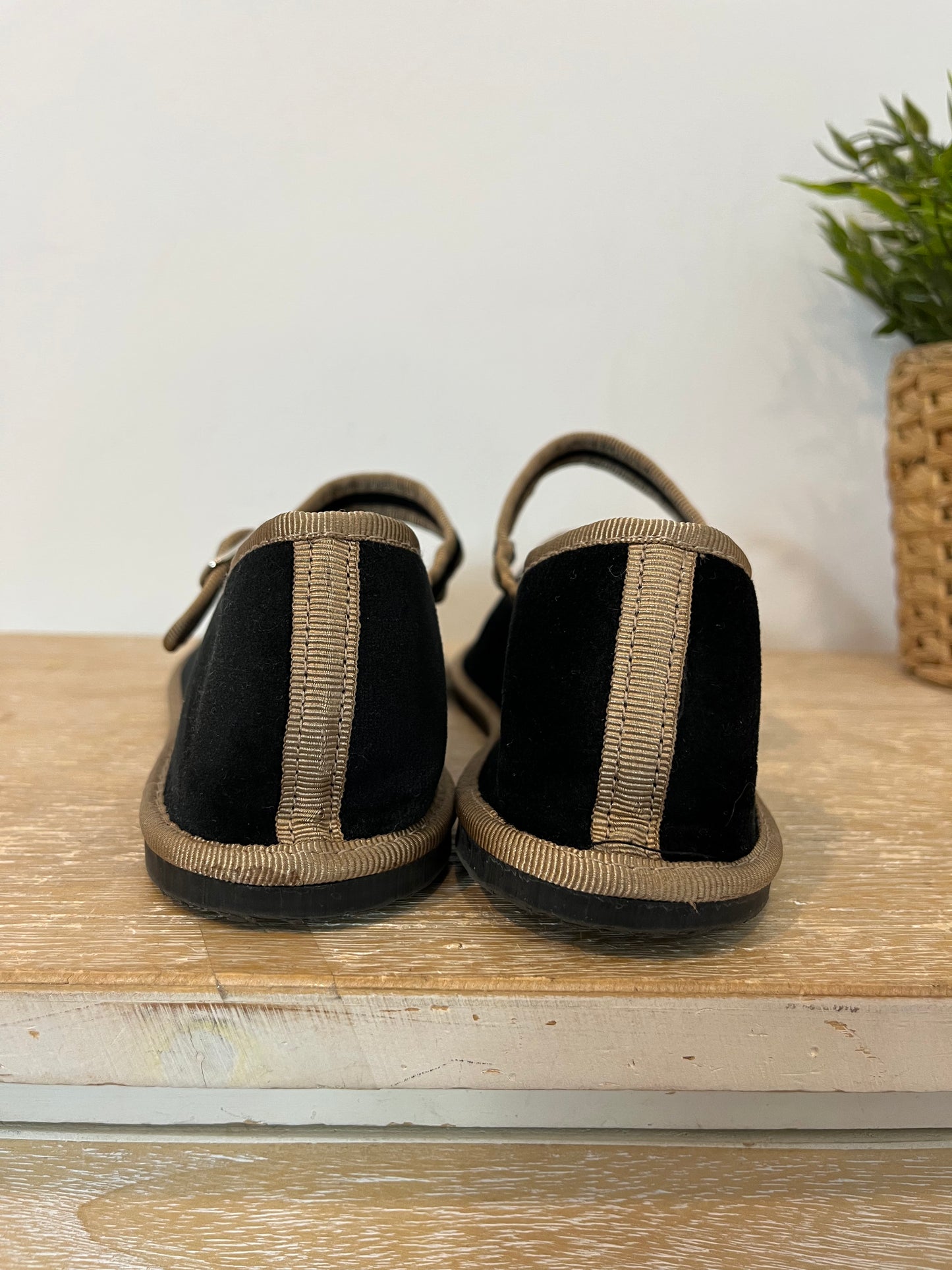 OTRAS. Merceditas negras y beige textura. T 39