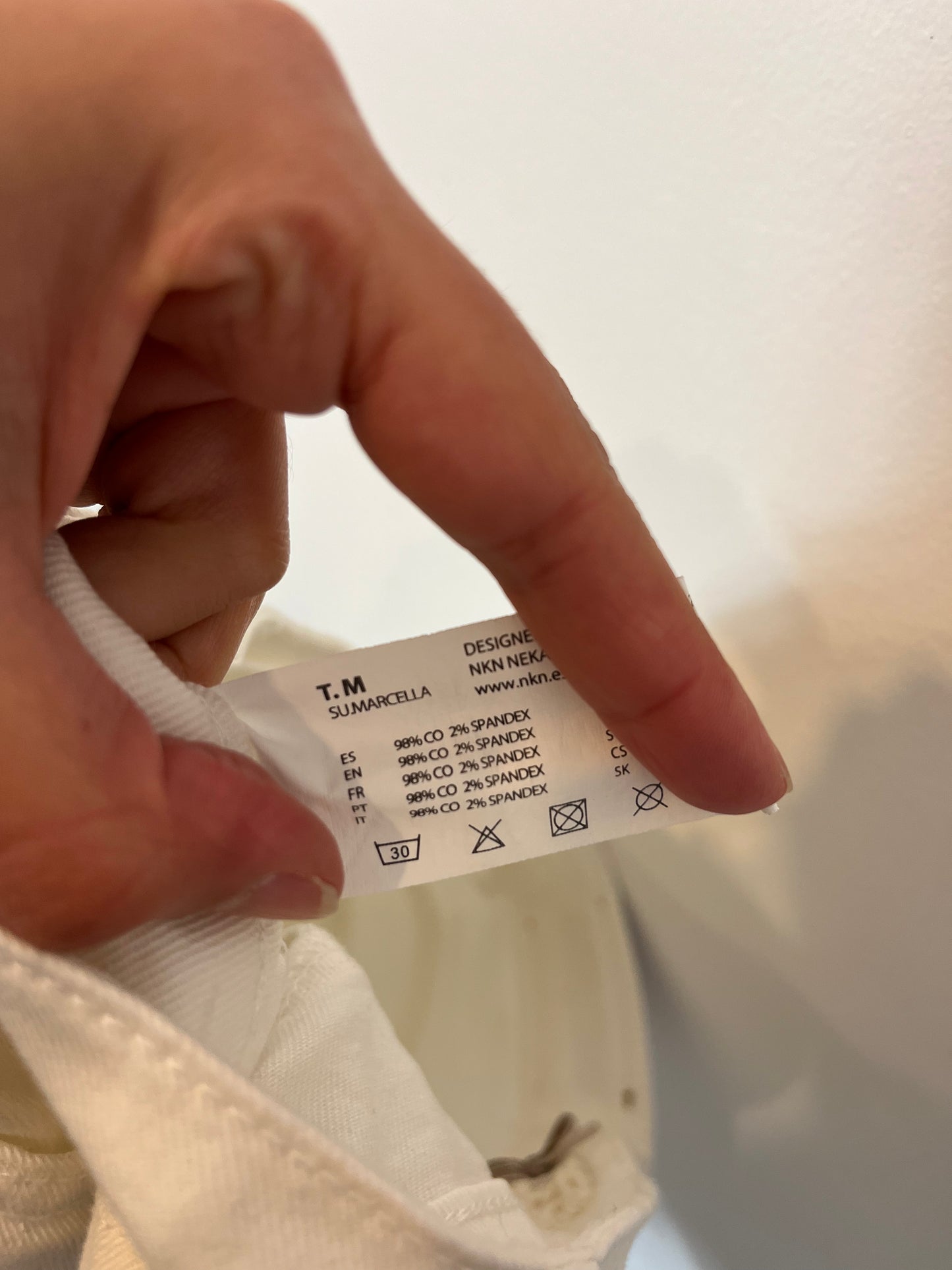 NKN. White shorts with embroidered details. TM