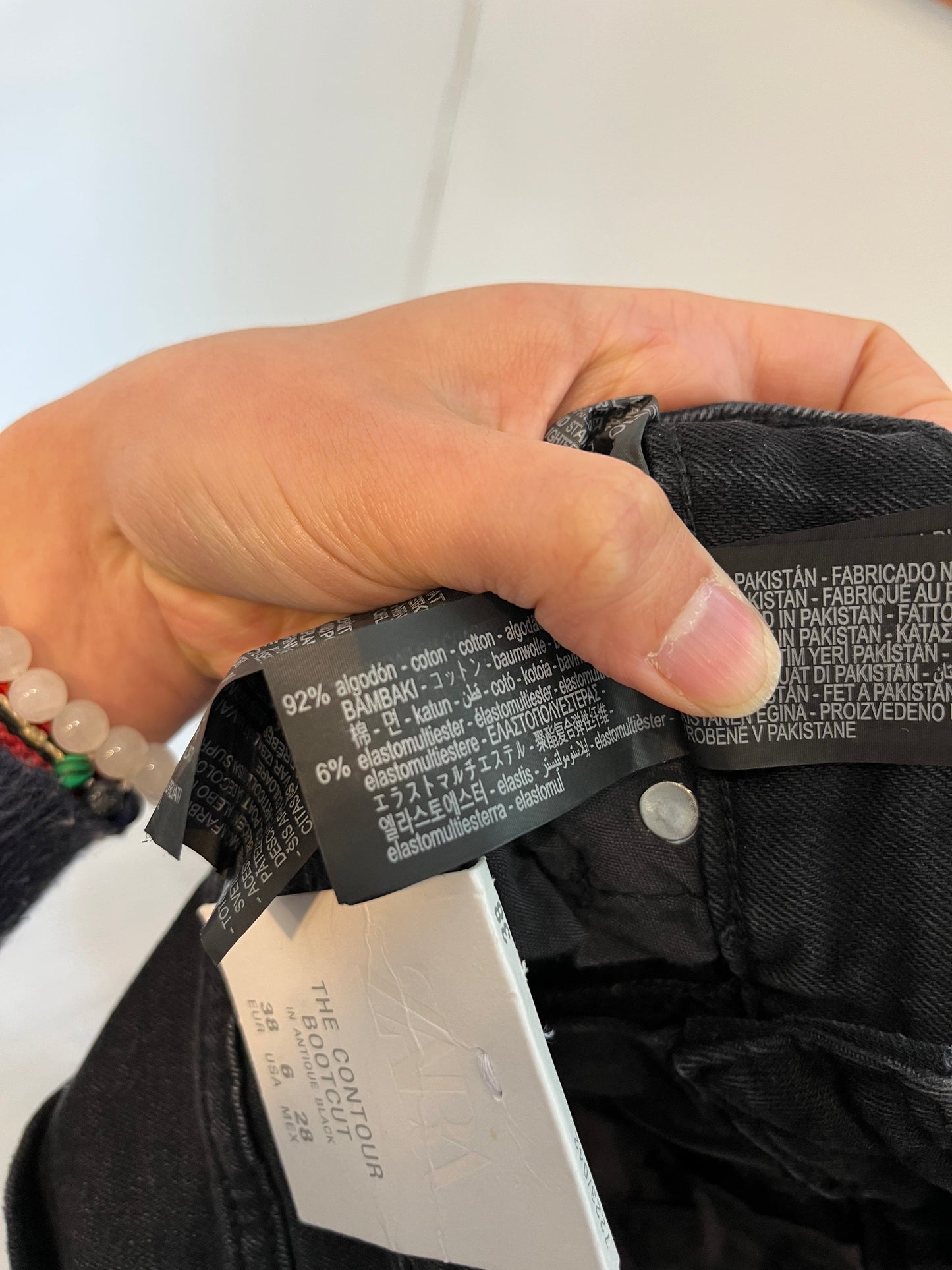 ZARA. Pantalón ligeramente acampanado. T 38