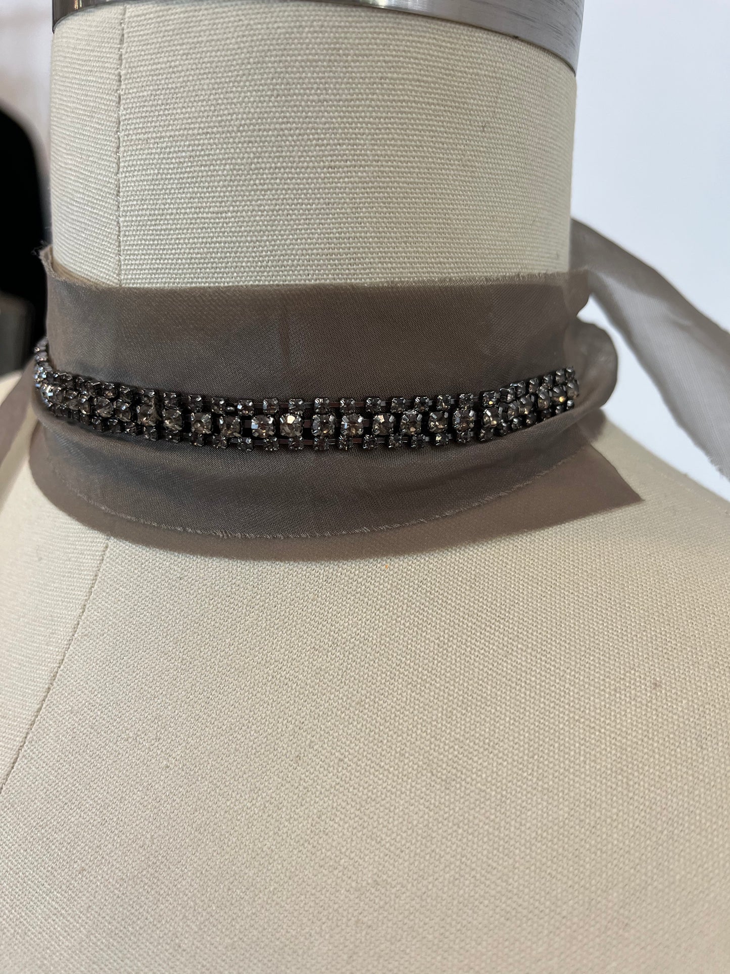 OTRAS. Choker tela y pedreria