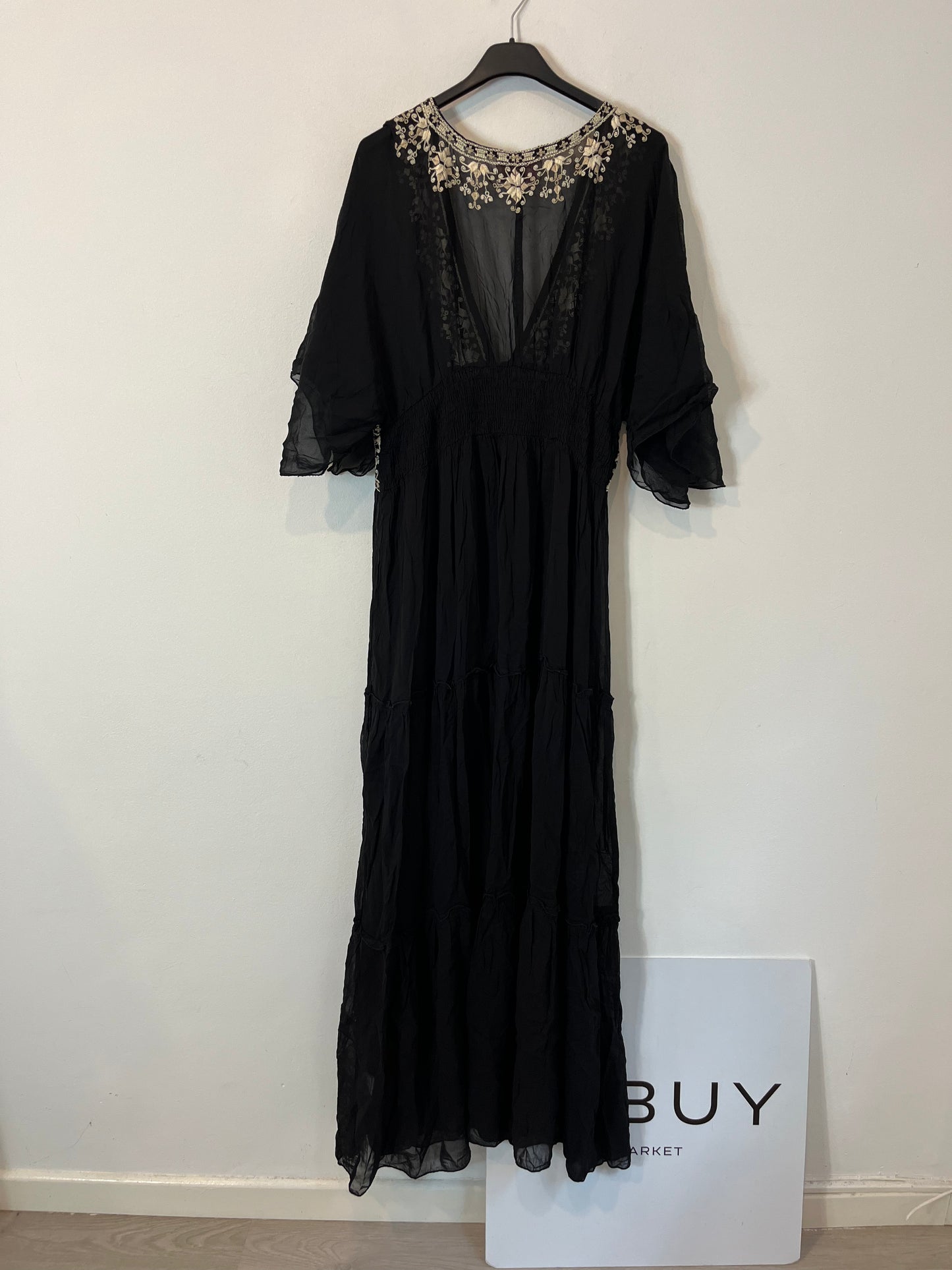 MISS JUNE. Vestido negro detalles bordados. T.S