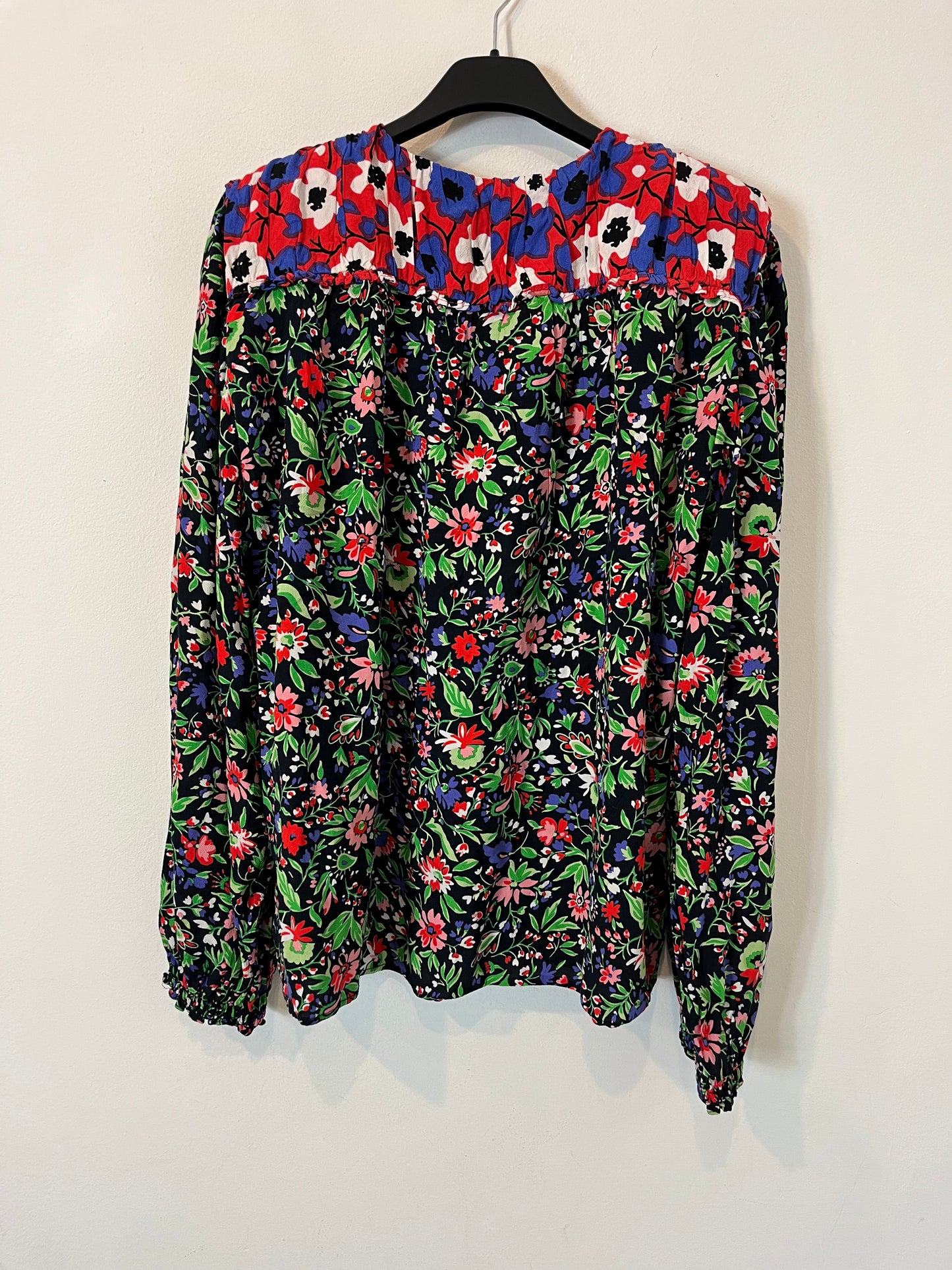 ZARA. Blusa flores hombreras. T S