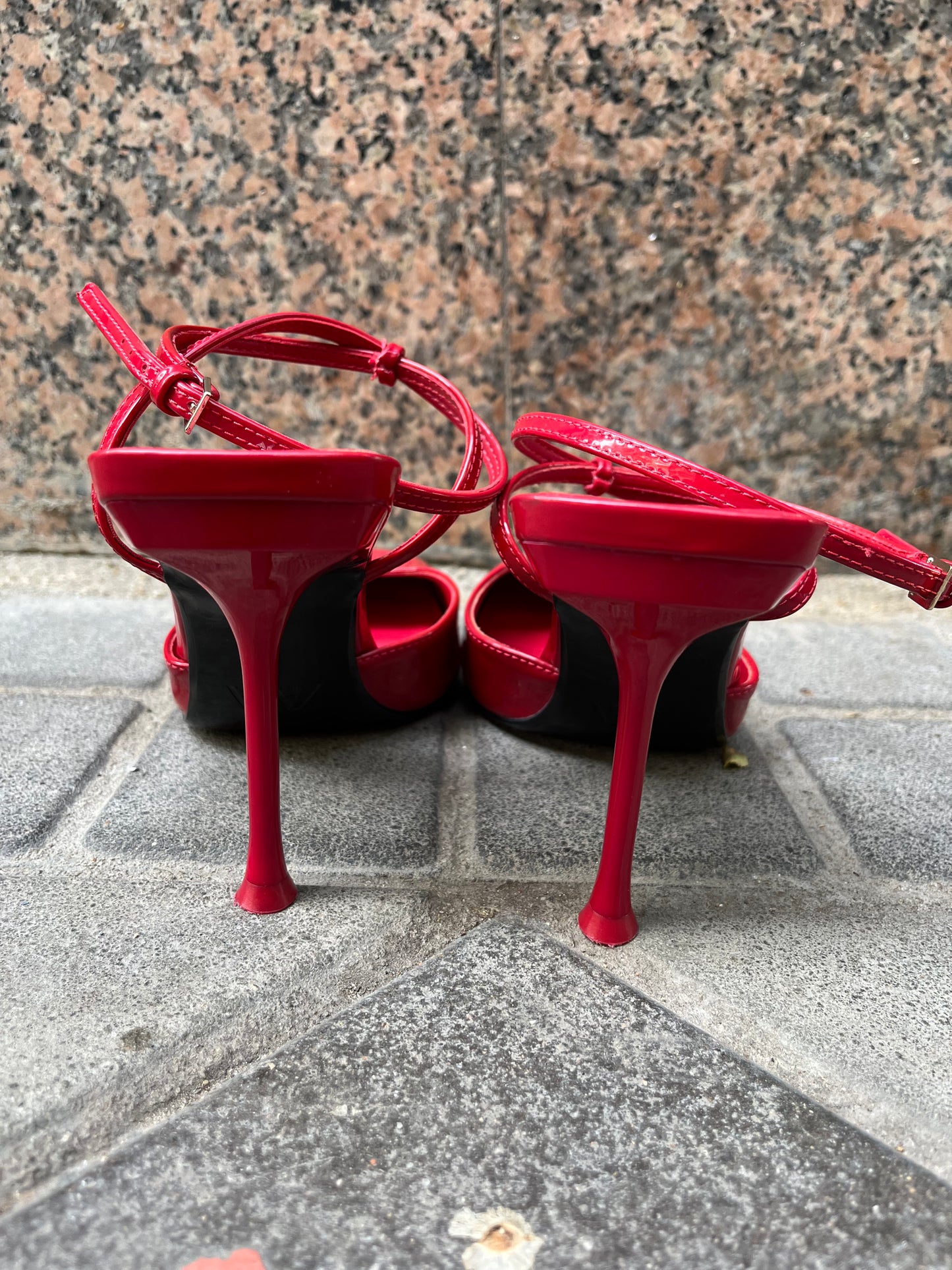 ZARA. Sandalia roja charol tiras. T 39