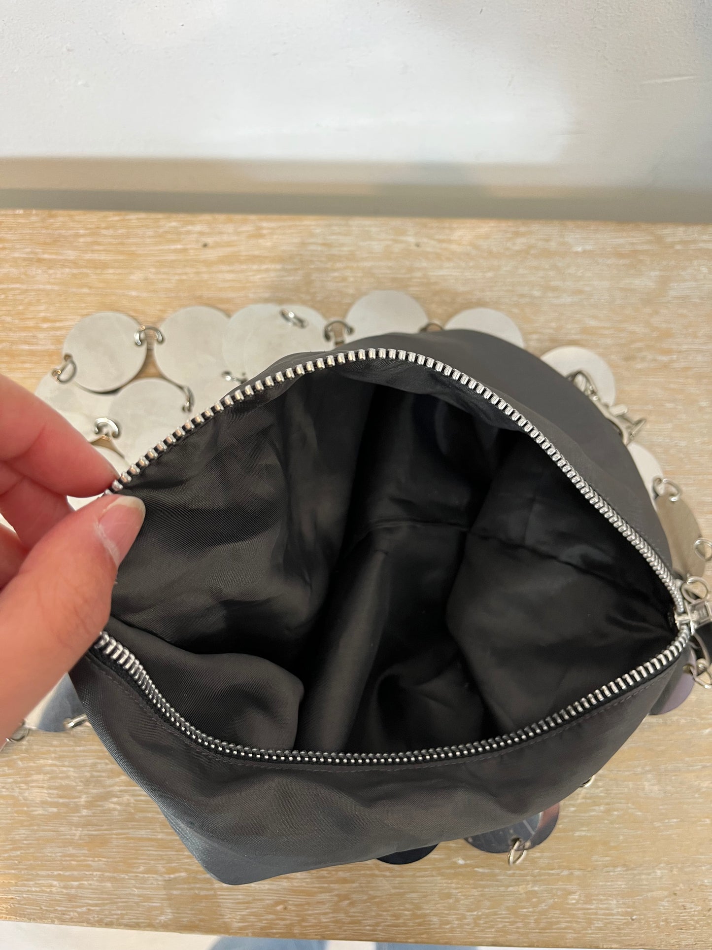 OTRAS. Bolso plateado tachuelas doble asa