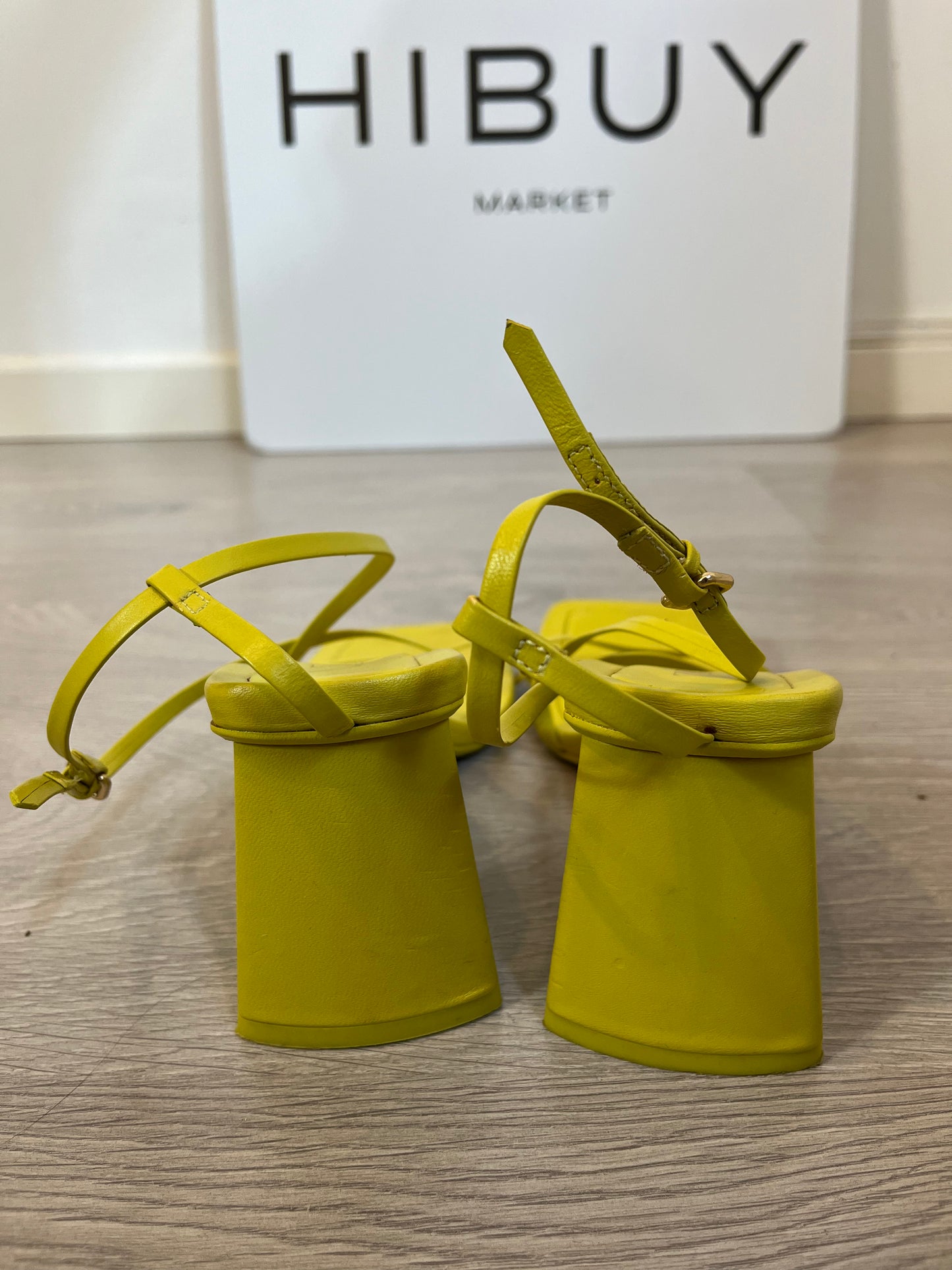 ZARA. Sandalia pistacho tiras. T 38