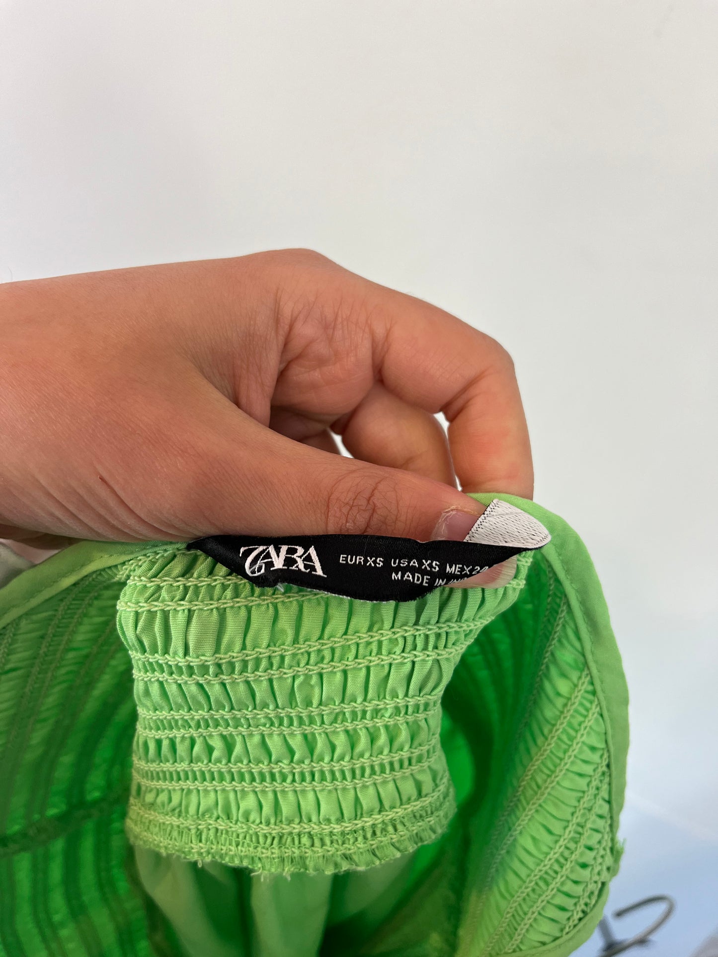 ZARA. Vestido largo nido de abejas verde. T XS