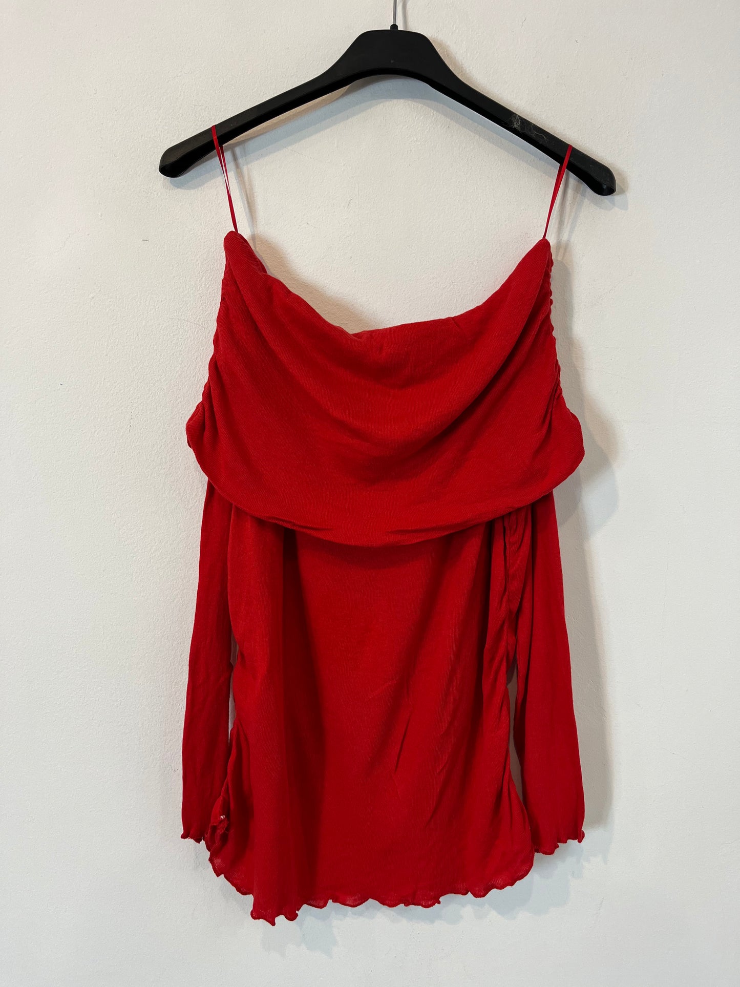 ZARA. Top rojo detalle cuello. T M