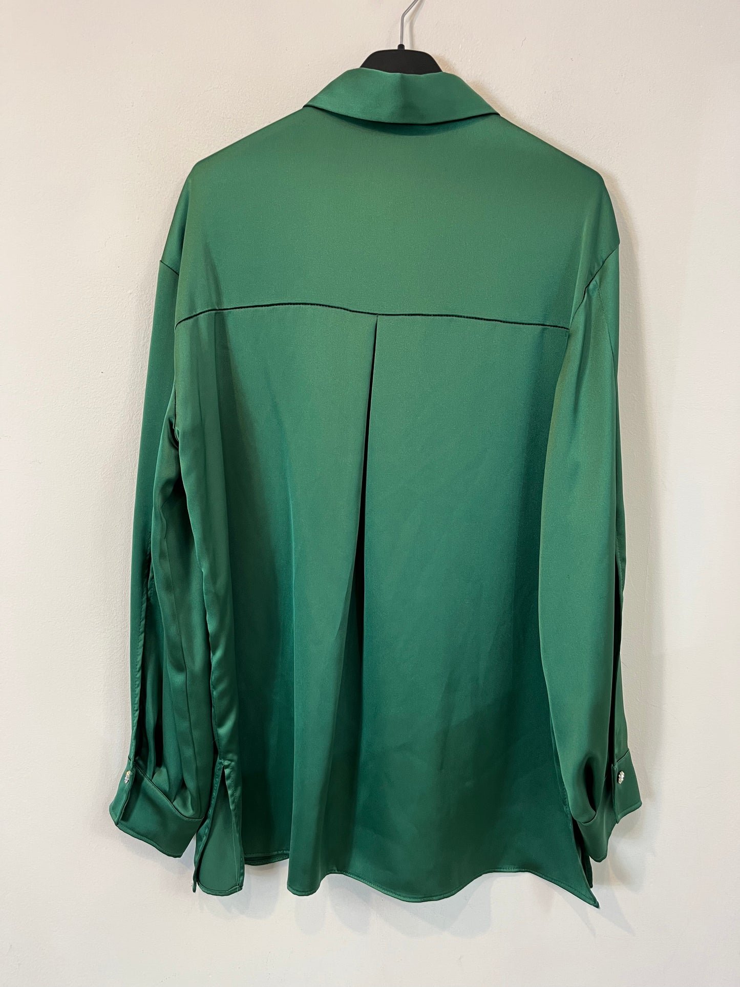 ZARA. Camisa verde satinadas botones joyas. T M
