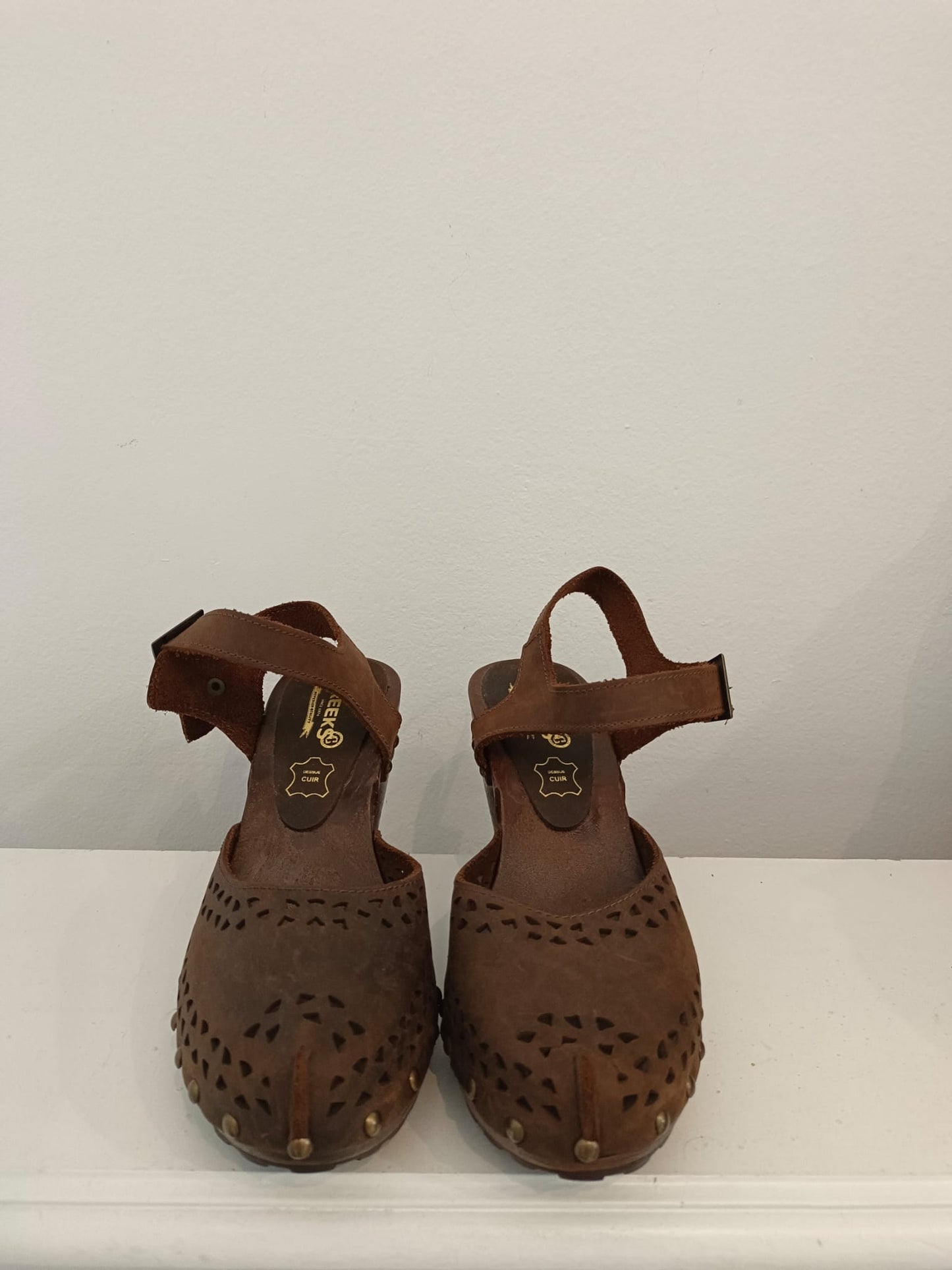 CREEKS. Zapatos marrones troquelados T.37