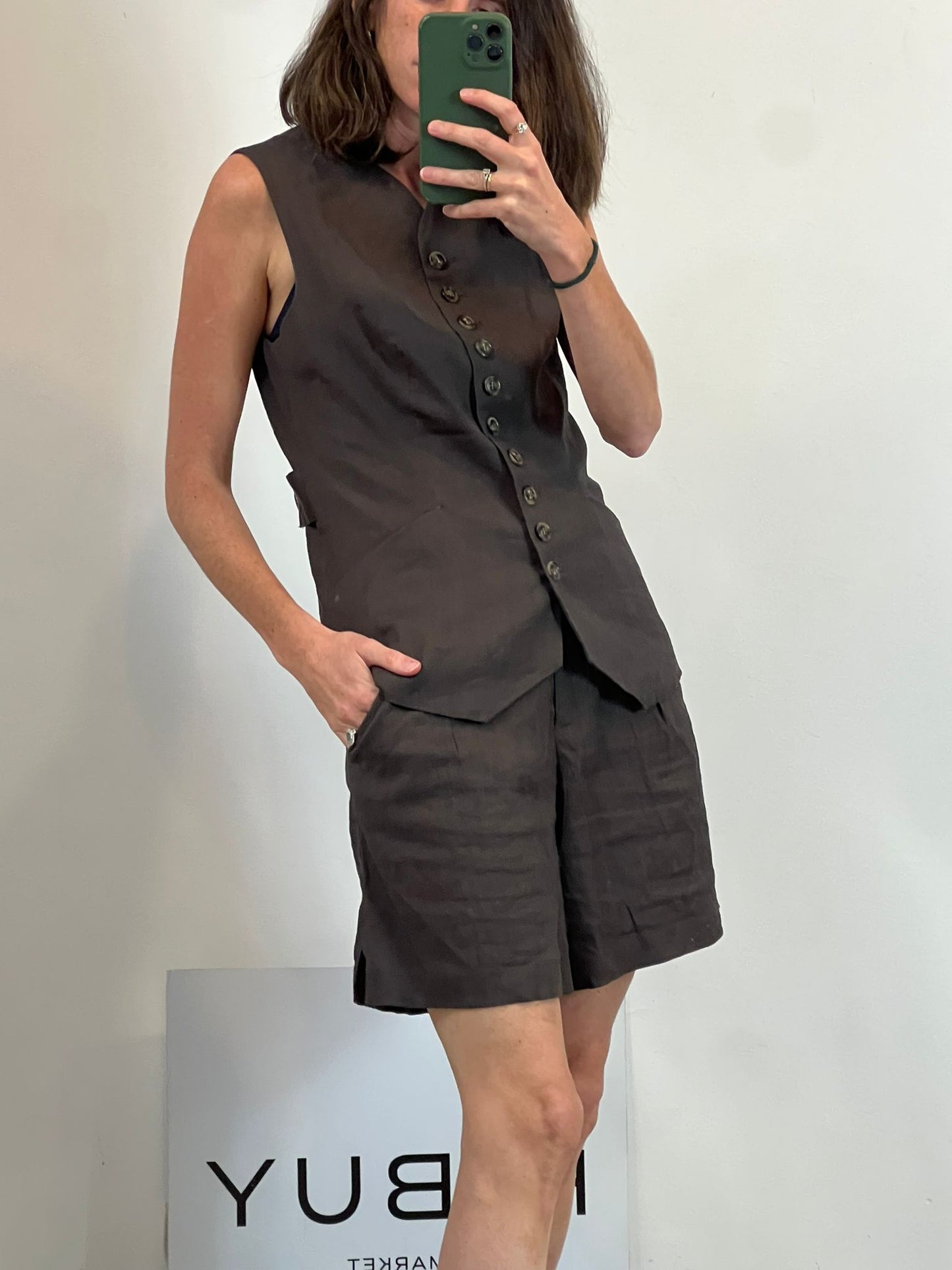 WHISTLES. Conjunto marrón chaleco y bermuda