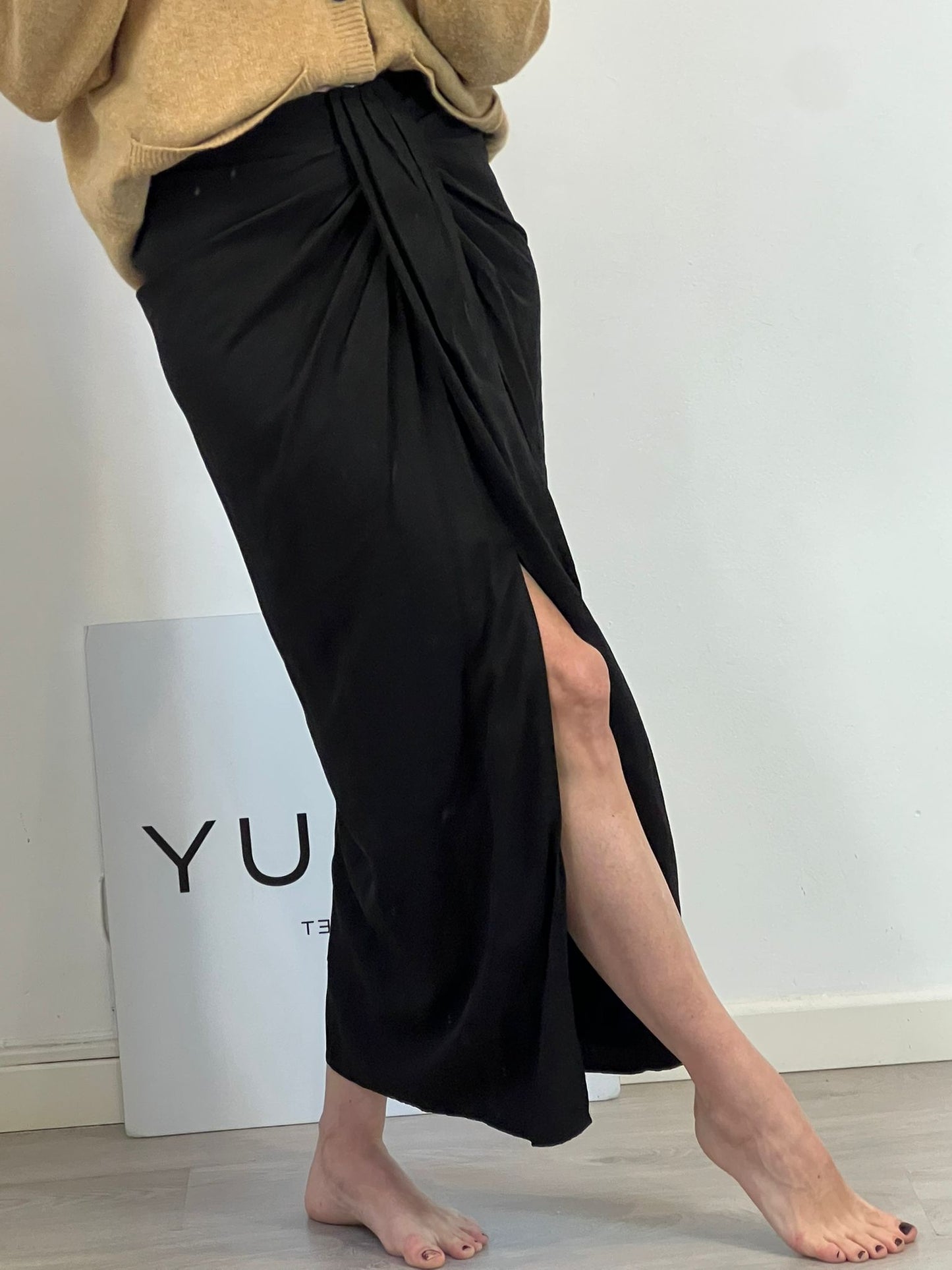 DISSH. Falda negra detalle