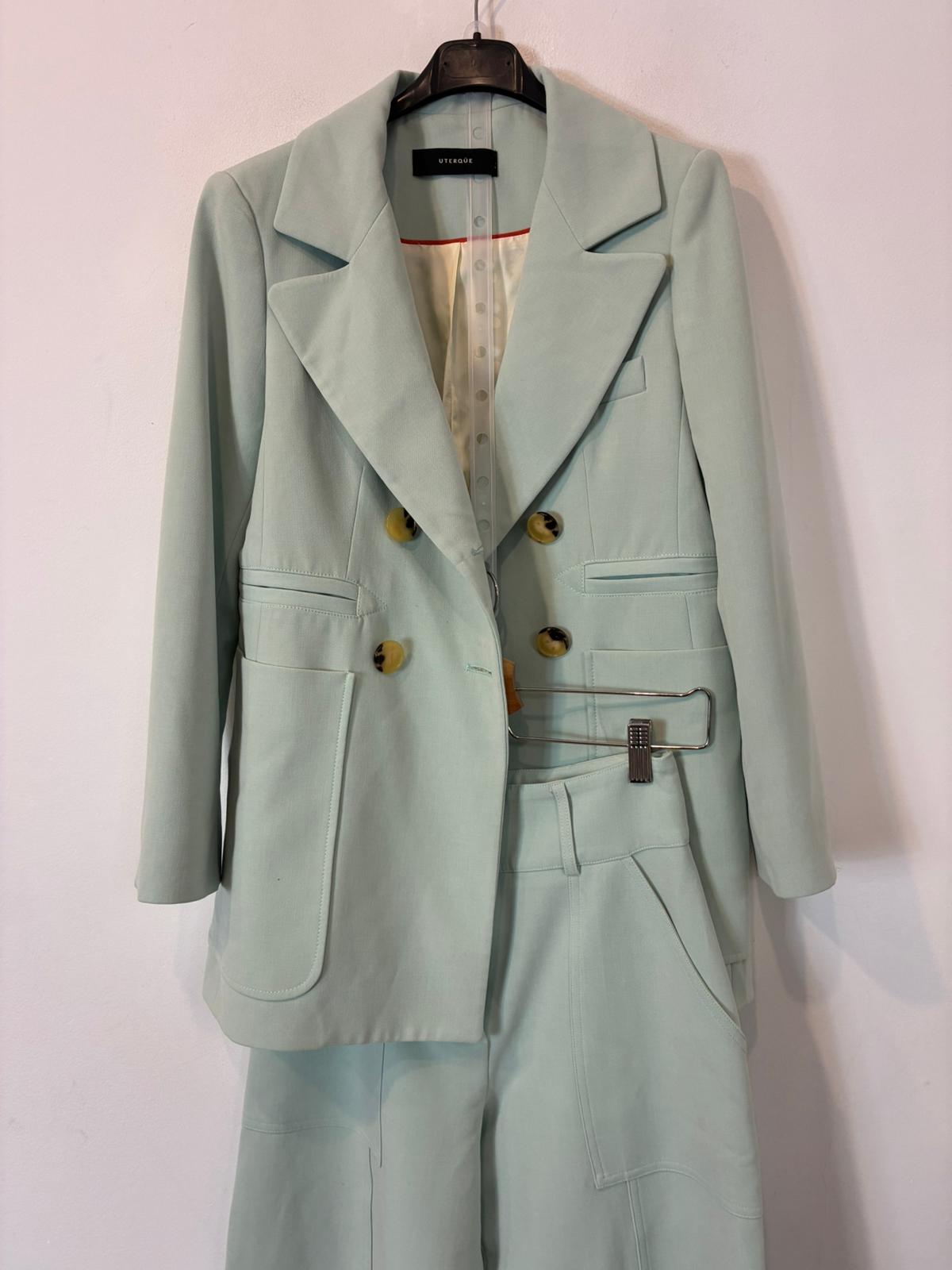 UTERQUE. Total look verde claro chaqueta y pantalón