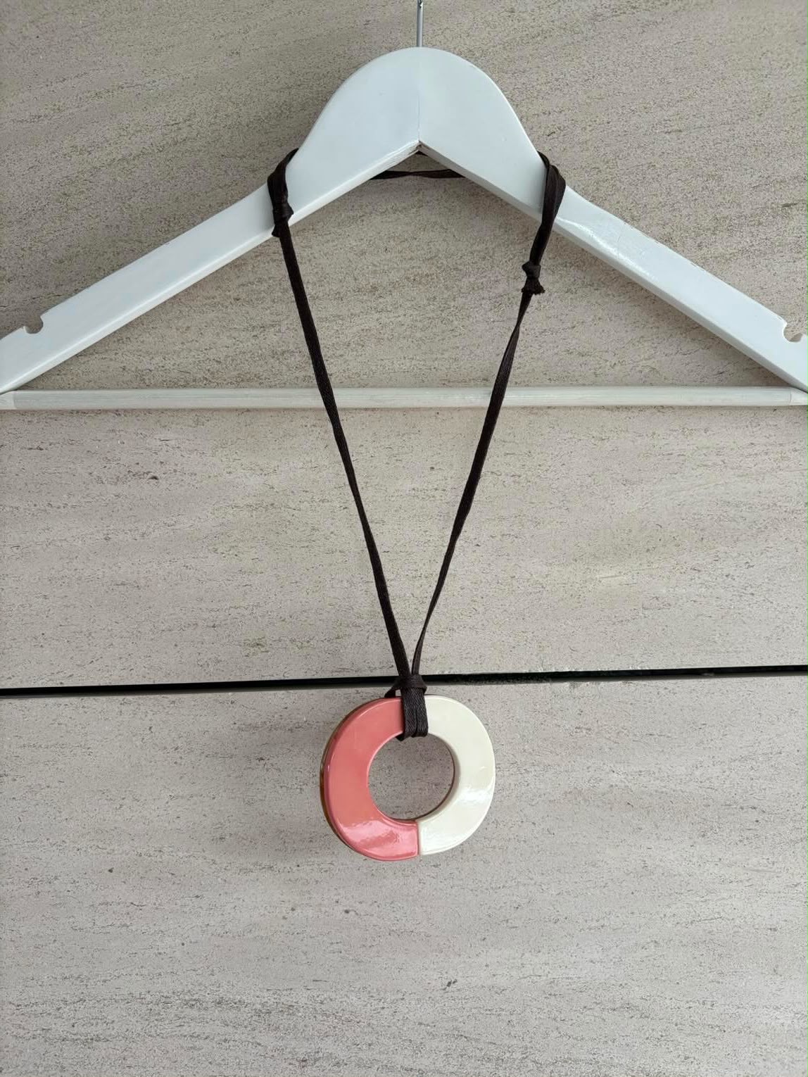 Collar cuerda cuero y colgante ovalado