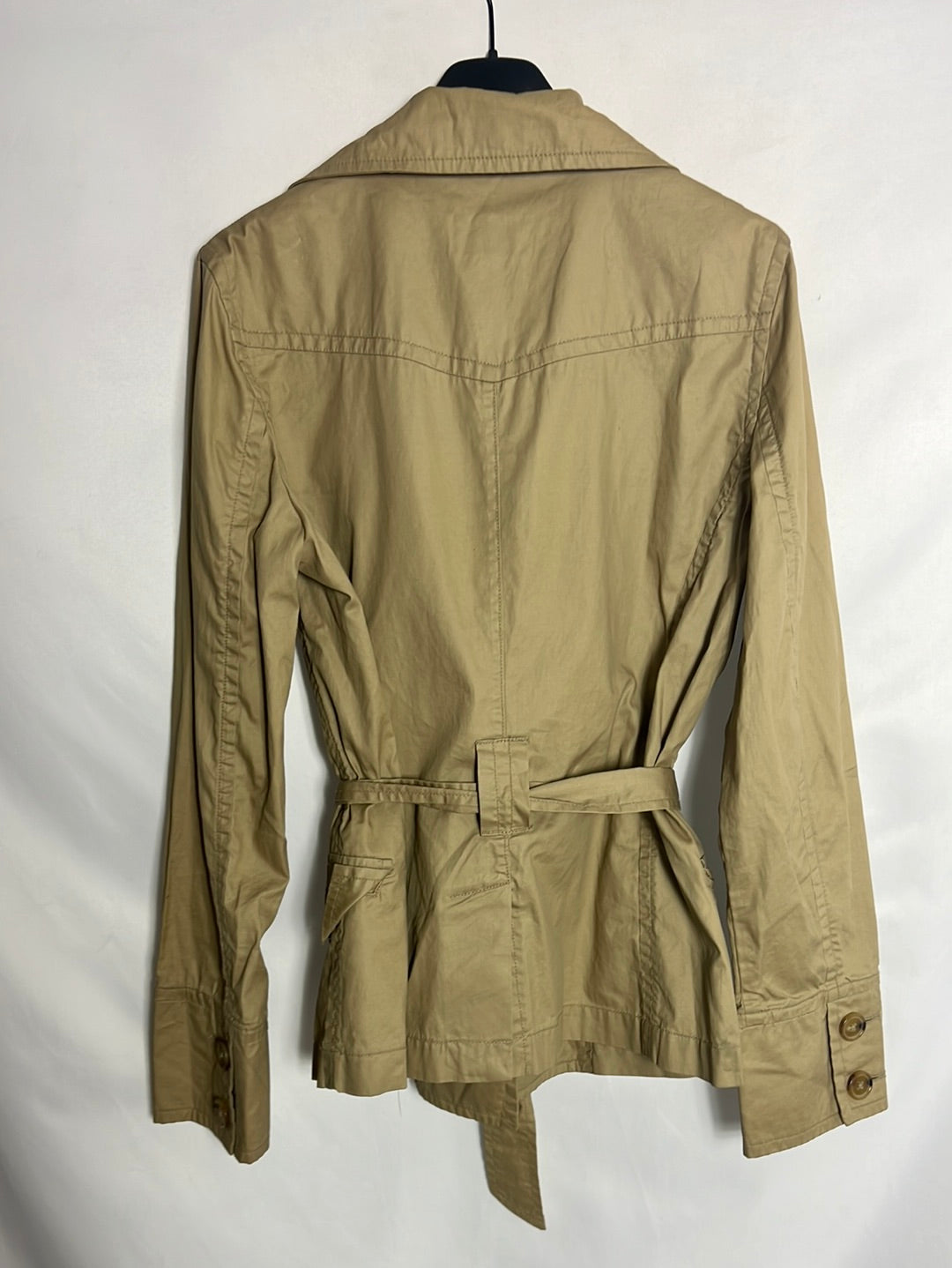 MASSIMO DUTTI. Gabardina corta beige. T M