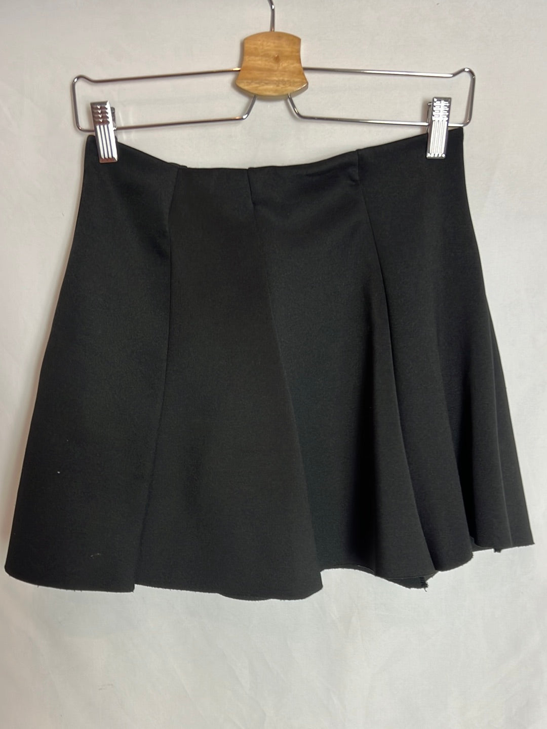 BERSHKA. Falda negra elástica T.l