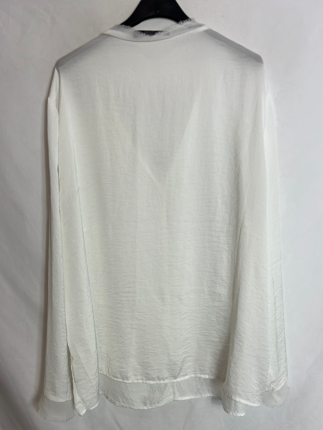 VOLIETA BY MANGO. White wrap blouse with collar and cuff details. Size XL
