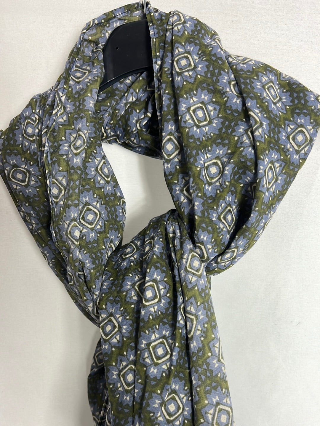 OTRAS. Pañuelo estampado verdes y azules