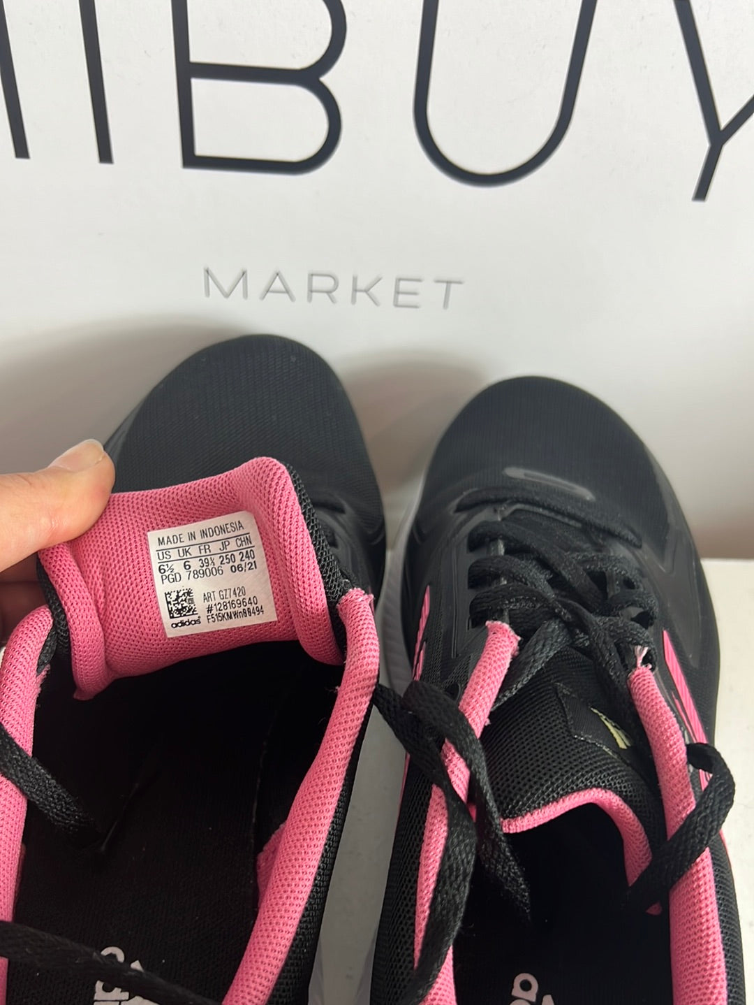 ADIDAS. Zapatillas negras detalles rosa T.39