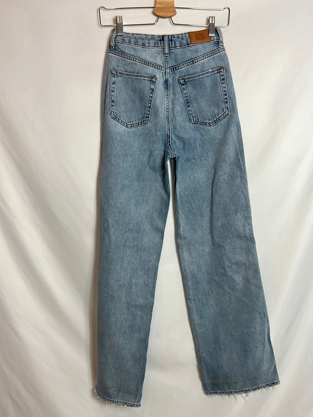 URBAN OUTFITTERS. Pantalón denim pata ancha. T 34