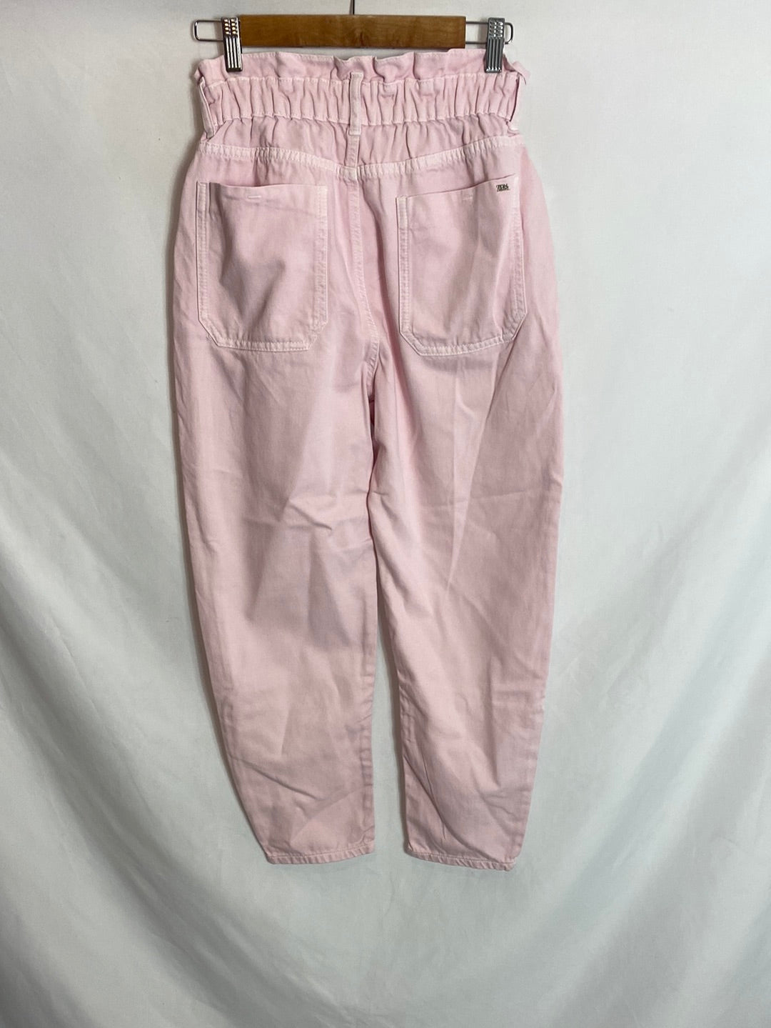ZARA. Pantalón denim rosa palo. T.36