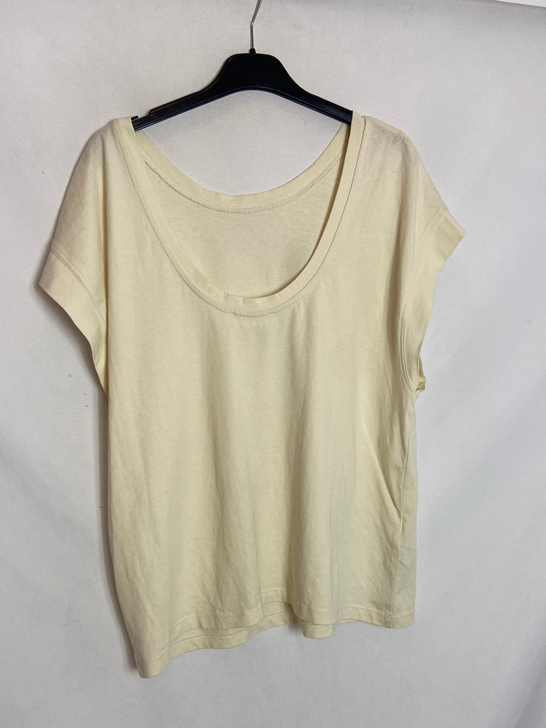 MANGO. Camiseta beige T.M