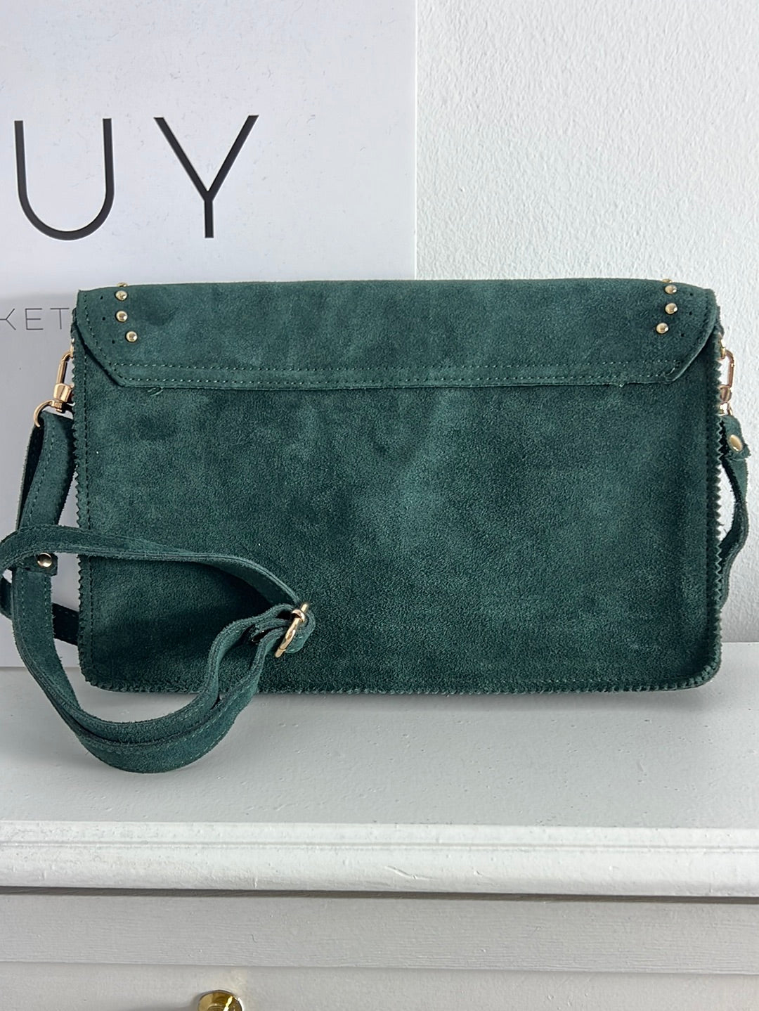 OTRAS. Bolso piel verde botella tachuelas