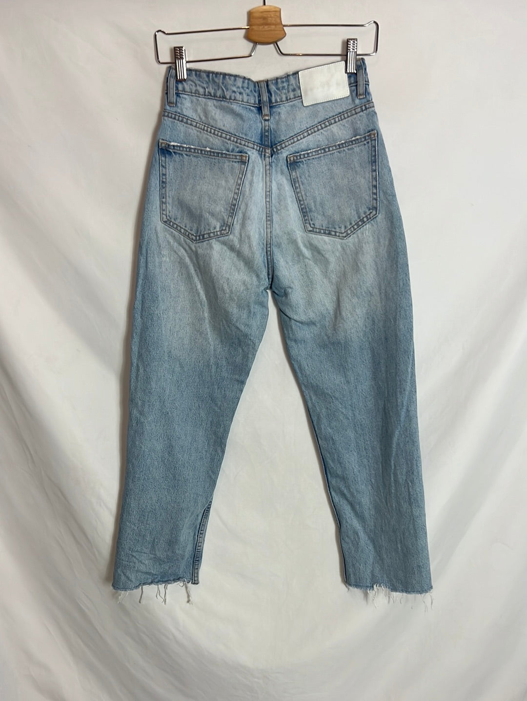 ZARA. Denim estilo mom fit abotonado. T 36