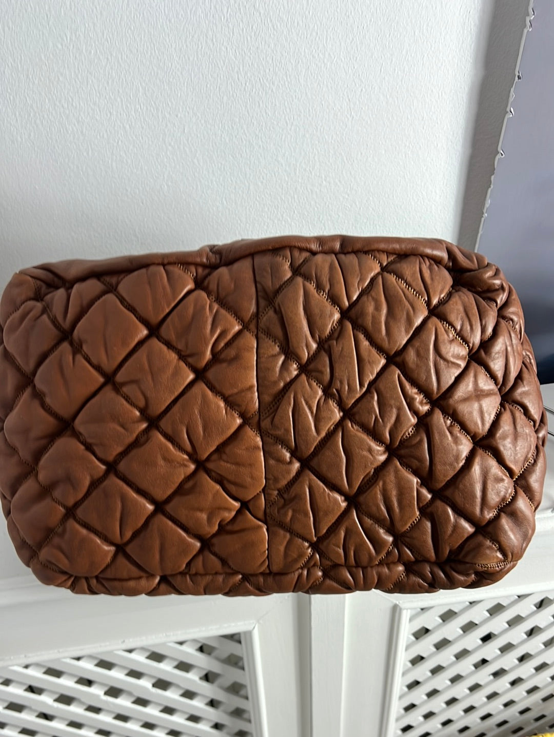 PURIFICACIÓN GARCIA. Bolso marrón piel guateado