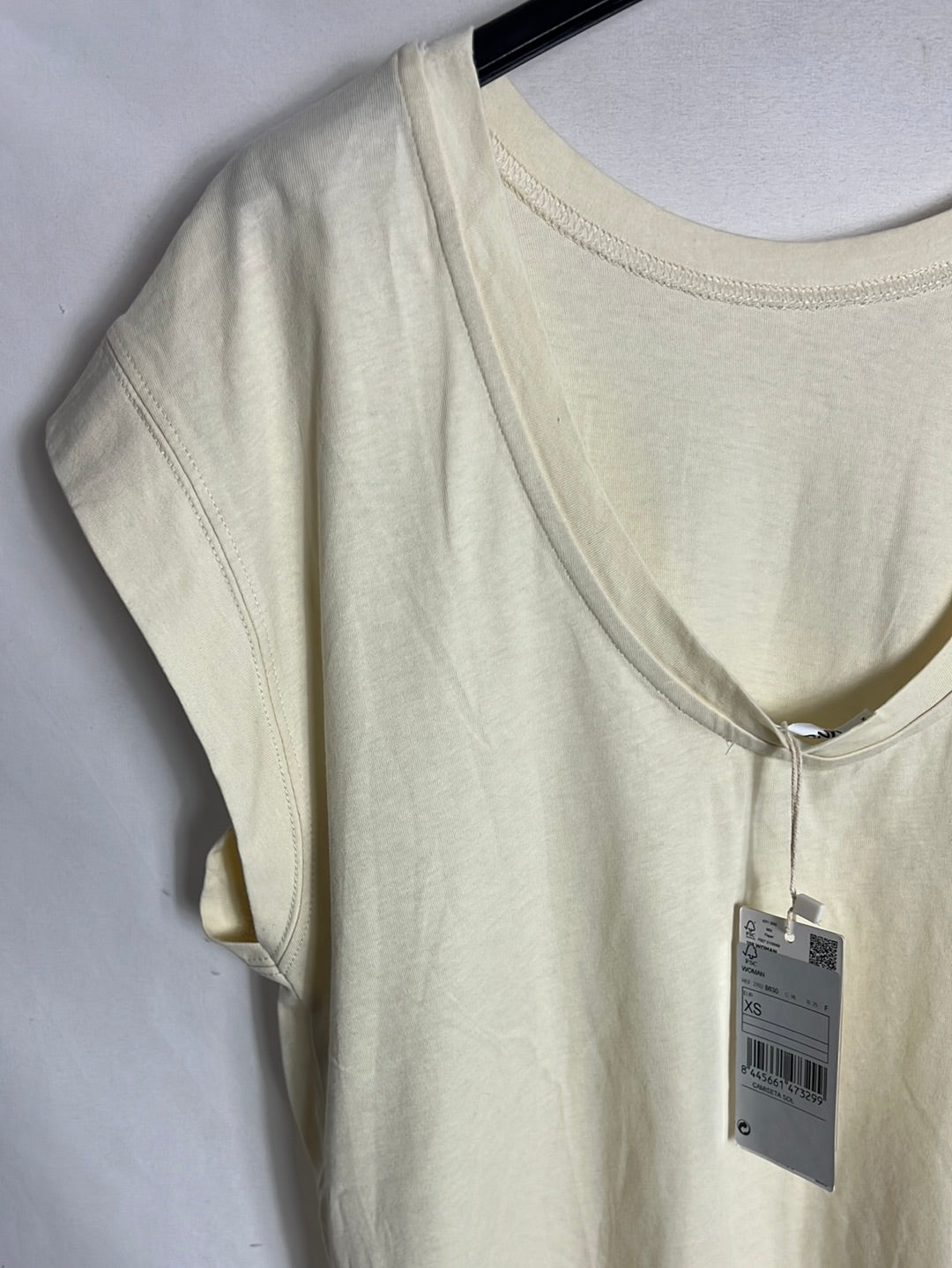 MANGO. Light yellow low-back T-shirt. XS