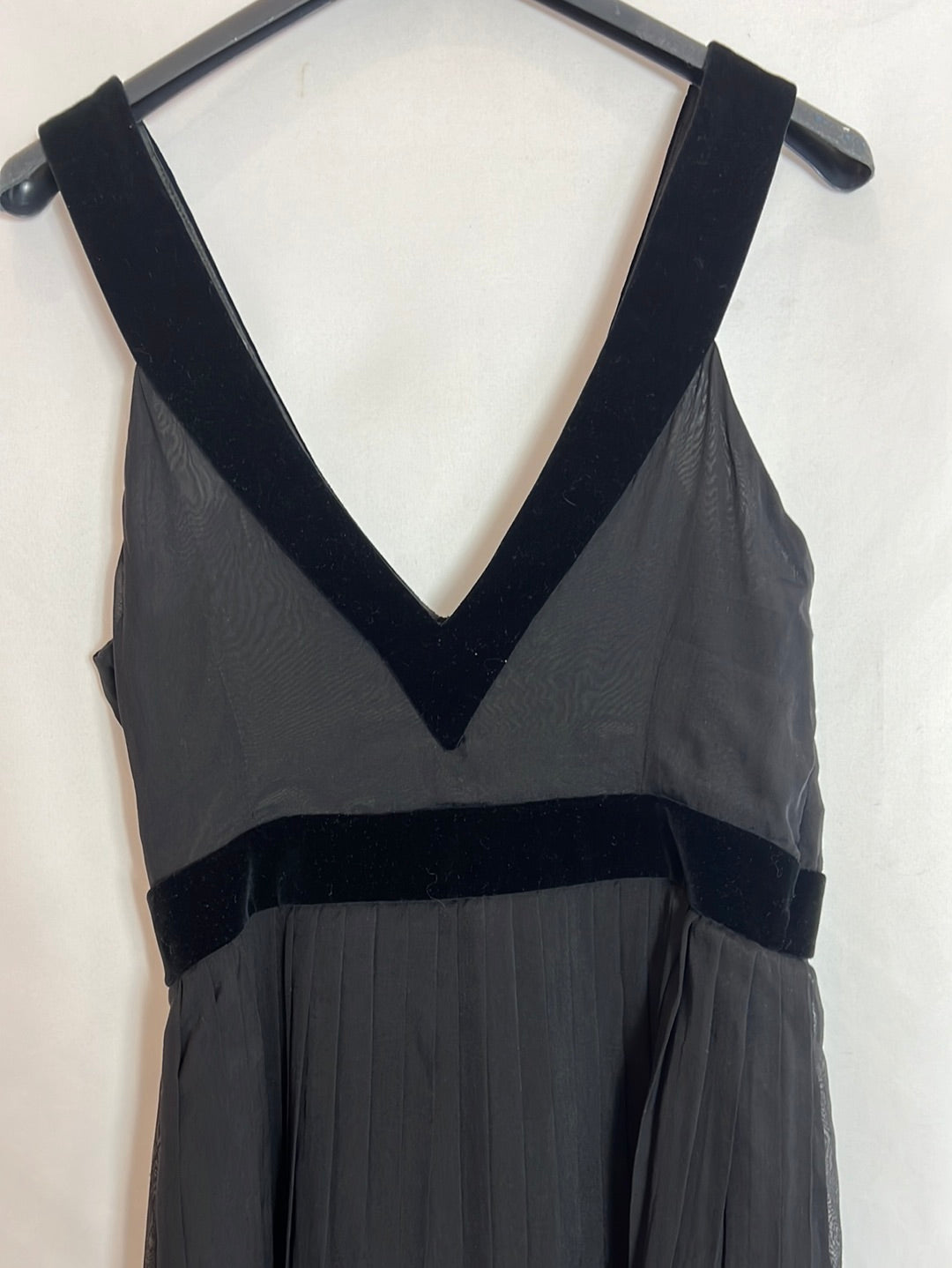 ALMA AGUILAR. Vestido seda negro plisado. T 38