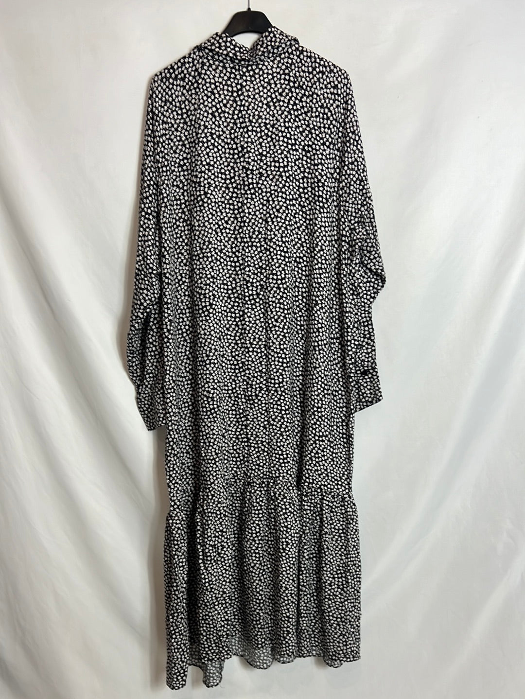 H&M. Vestido midi negro margaritas. T XL