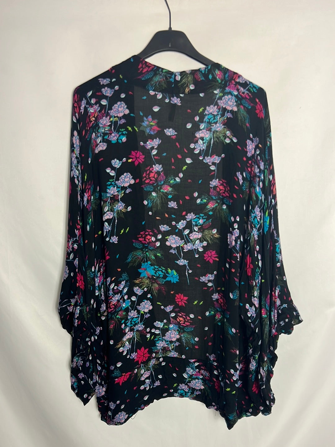 STRADIVARIUS. Black floral kimono. TM