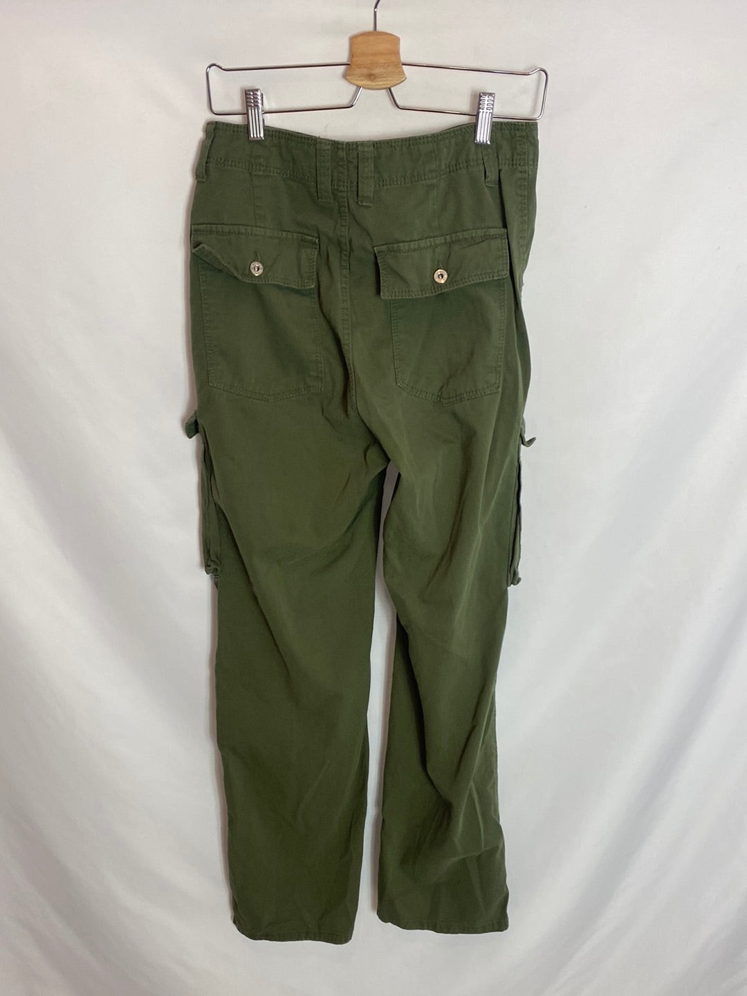 Bershka. Pantalones cargo verde militar. T.38