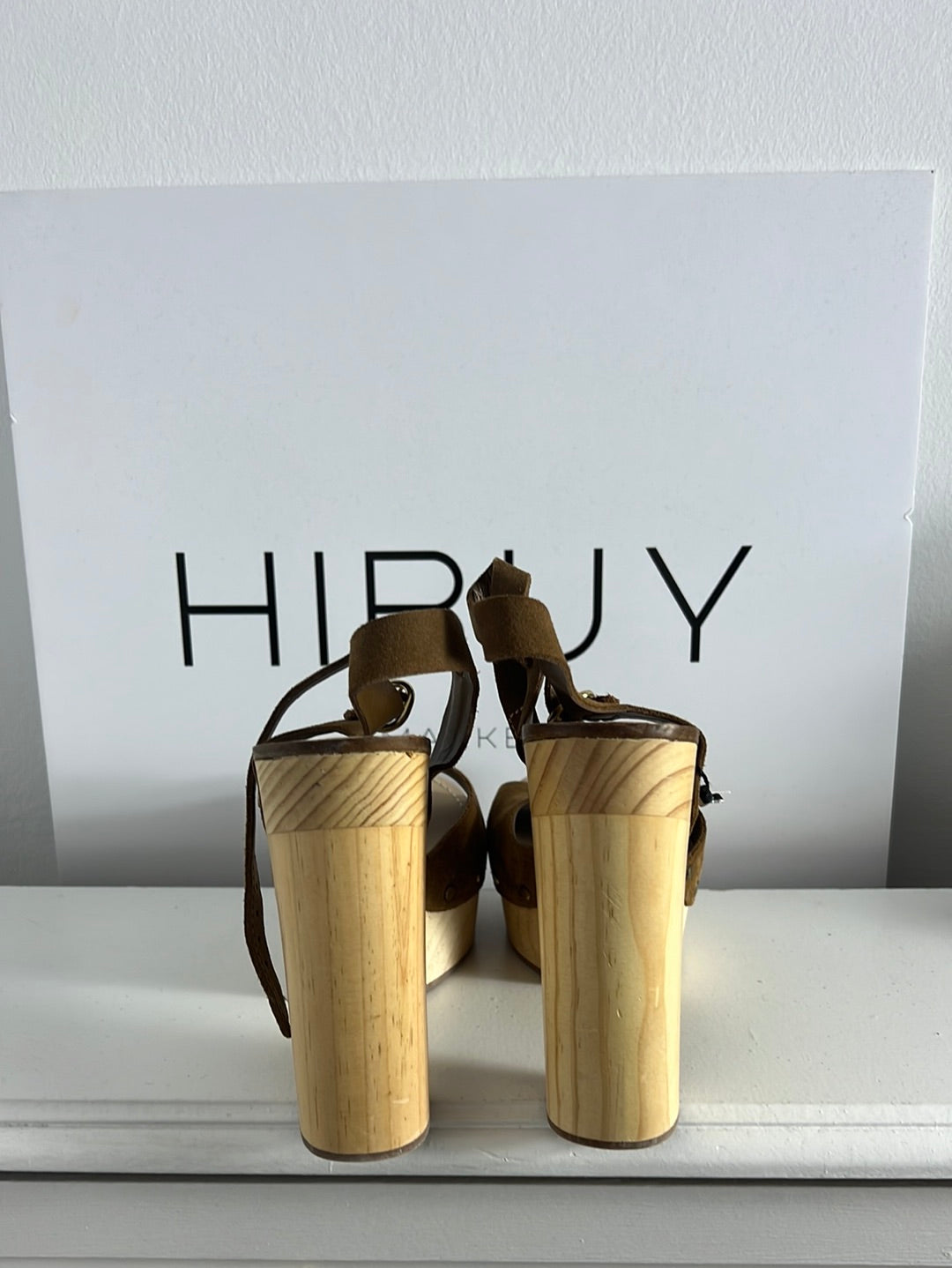 ZARA. Sandalia plataforma madera tachuelas. T 40