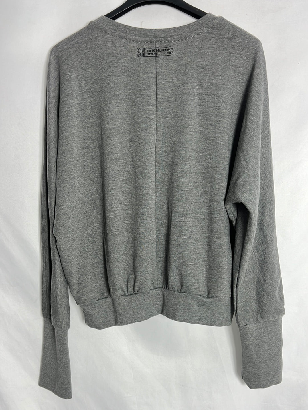 SH COLLECTION. Gray sweatshirt with letters. TM