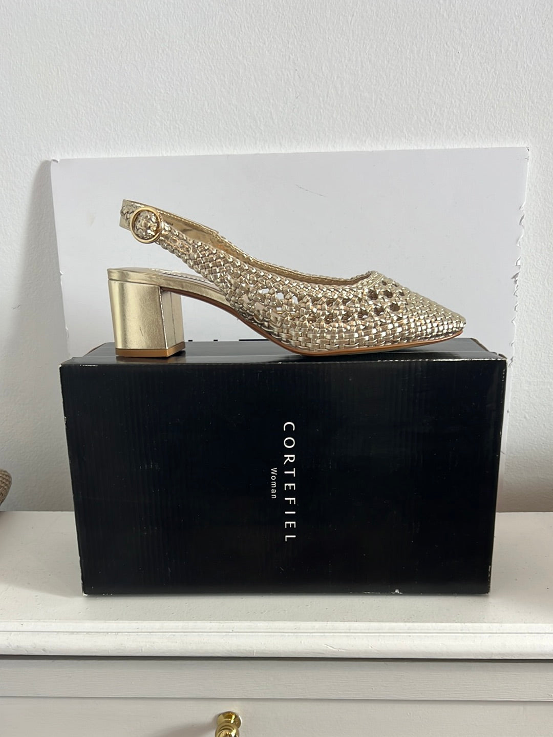 CORTEFIEL. Sandalias troqueladas doradas. T 40