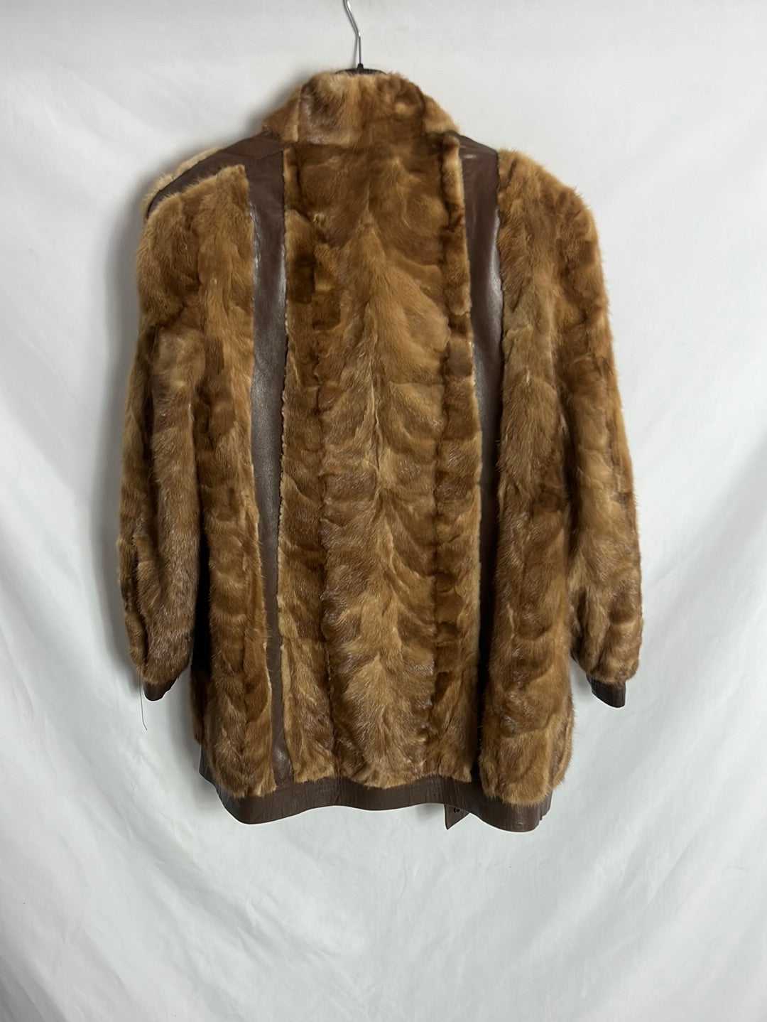 KAMOURASKA. Natural fur and brown leather coat. TM