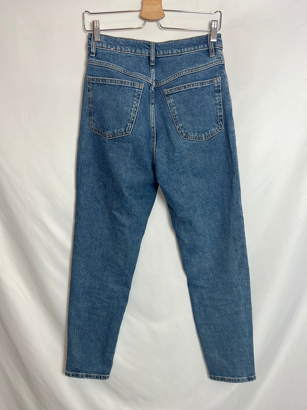 MANGO. Pantalones denim mom fit. T 36