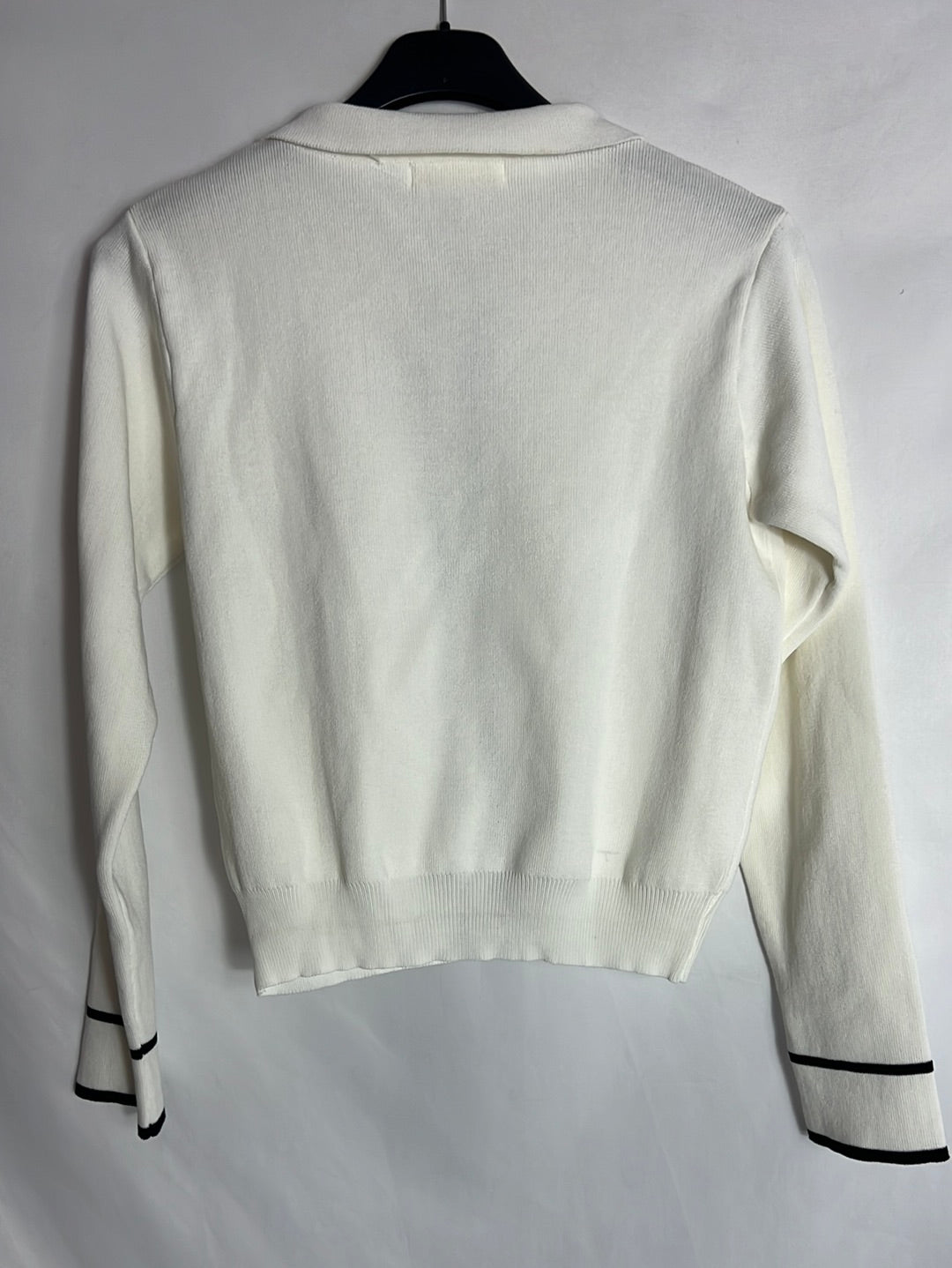 CARLOTA&CO. White knit jacket with button detail. TM/L