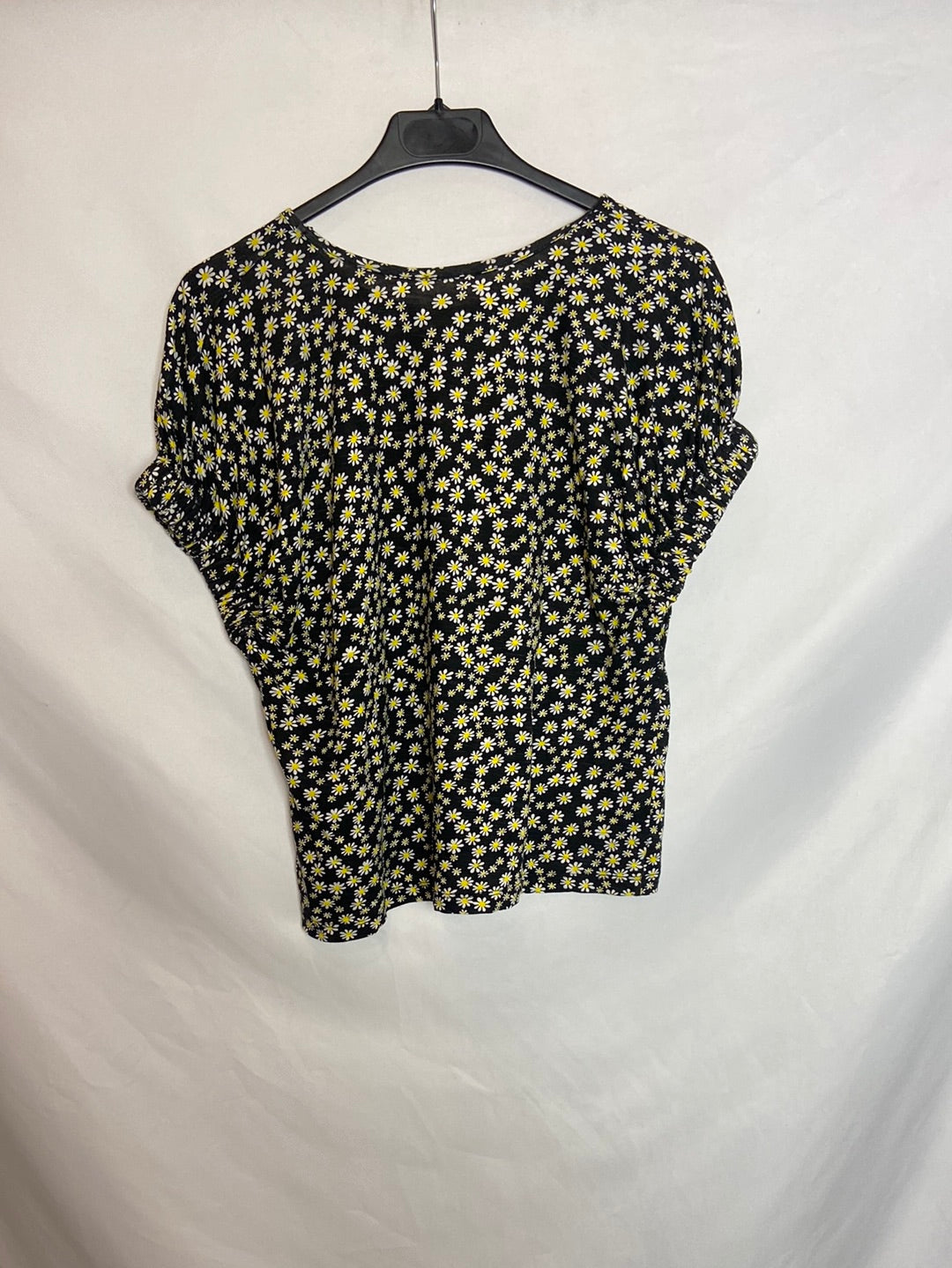 OTRAS. Camiseta negra flores TU (S)