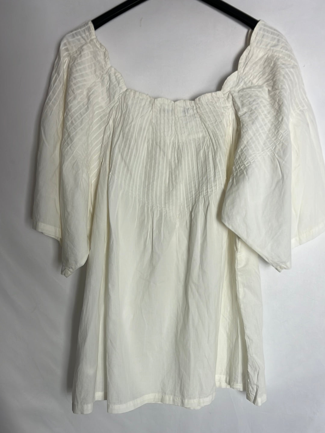 ARMAND BASI. Blusa blanca detalle escote . T S
