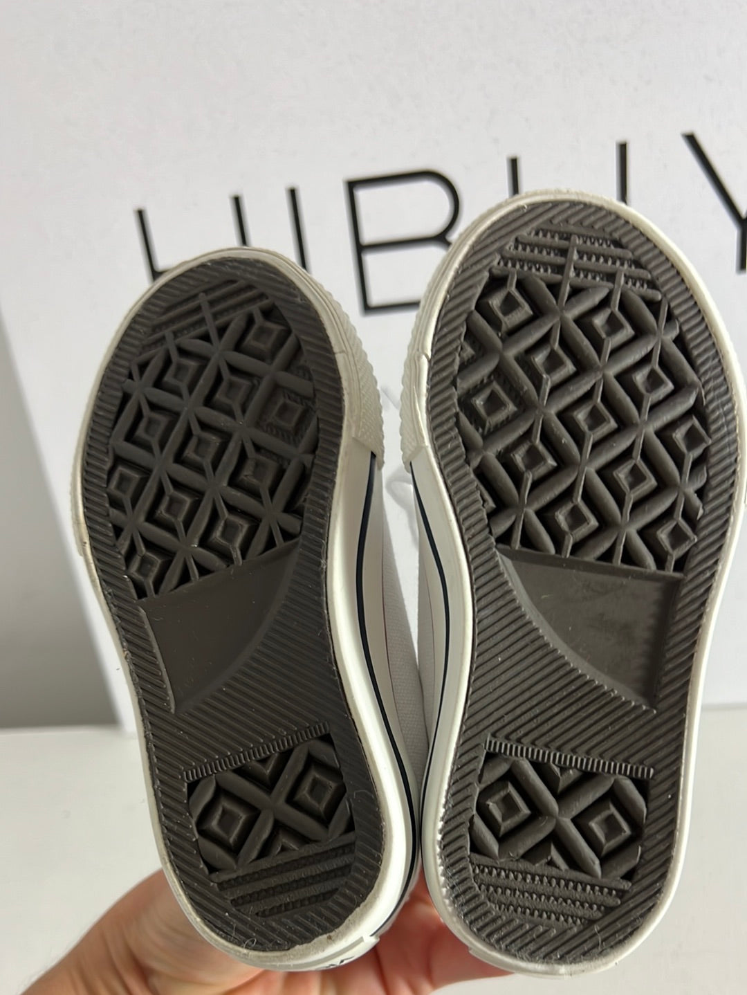 VICTORIA. White canvas sneakers with toe caps. Size 24