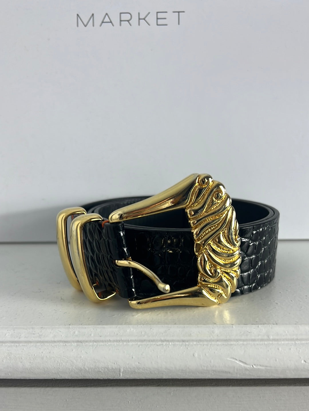 BALTEI STUDIO. Cinturón piel negro hebilla dorada. T S/M